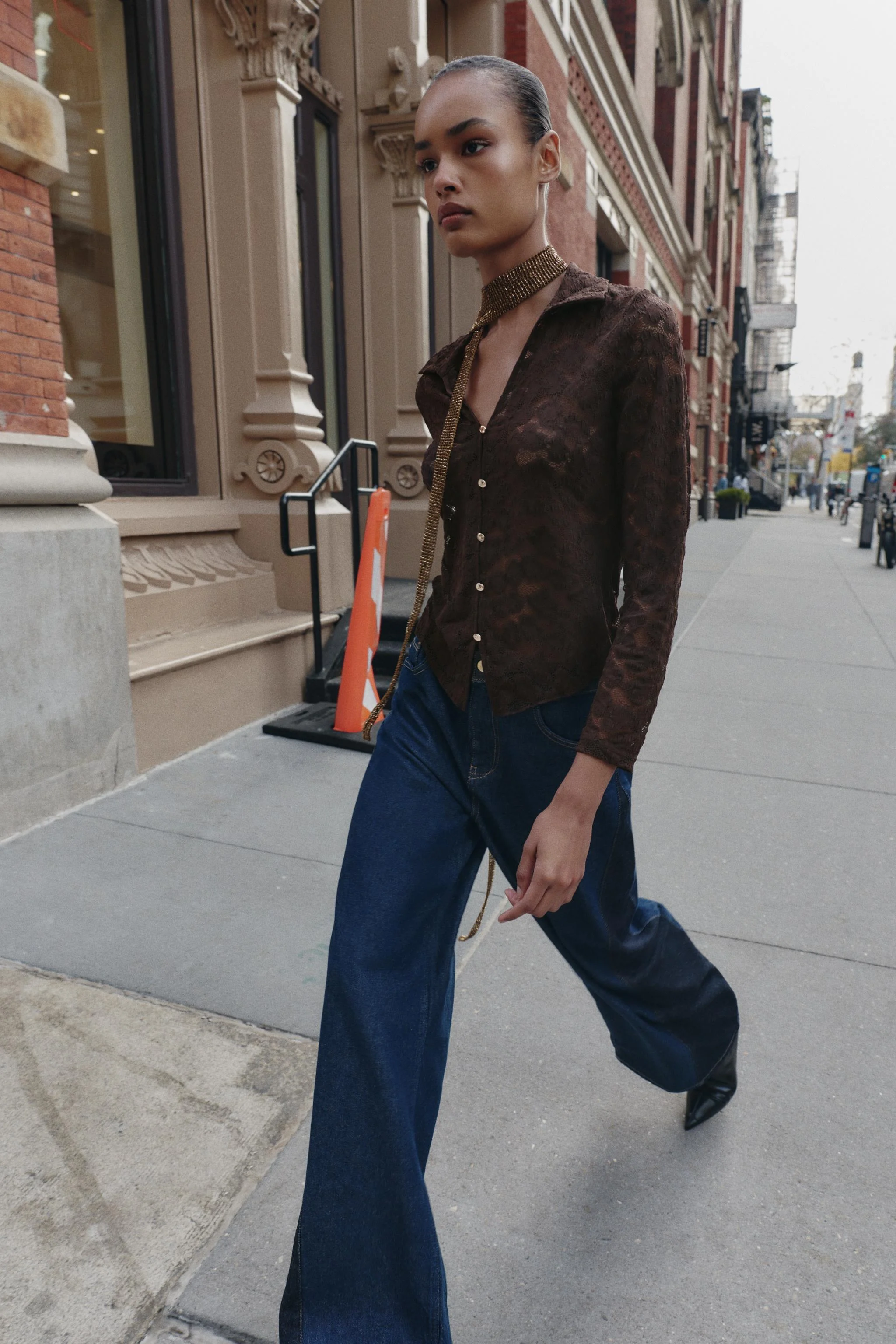 تاپ آستین بلند با یقه برگردان و یقه هفت. دارای دکمه های طلایی تزئینی در قسمت جلو. تاپ آستین بلند با یقه برگردان و یقه هفت. دارای دکمه های طلایی تزئینی در قسمت جلو.