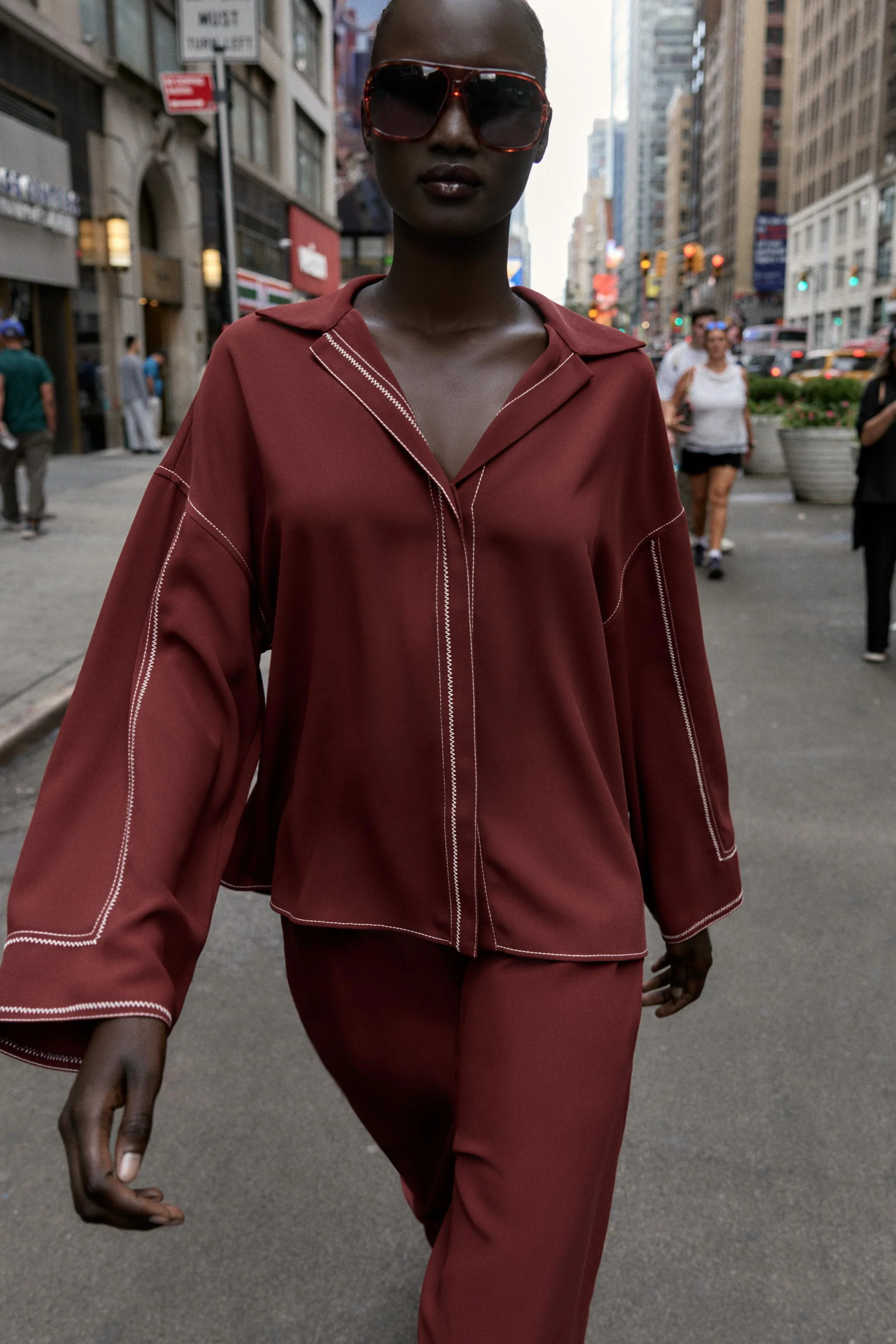 پیراهن با دوخت تزئینی متضاد پیراهن با دوخت تزئینی متضاد