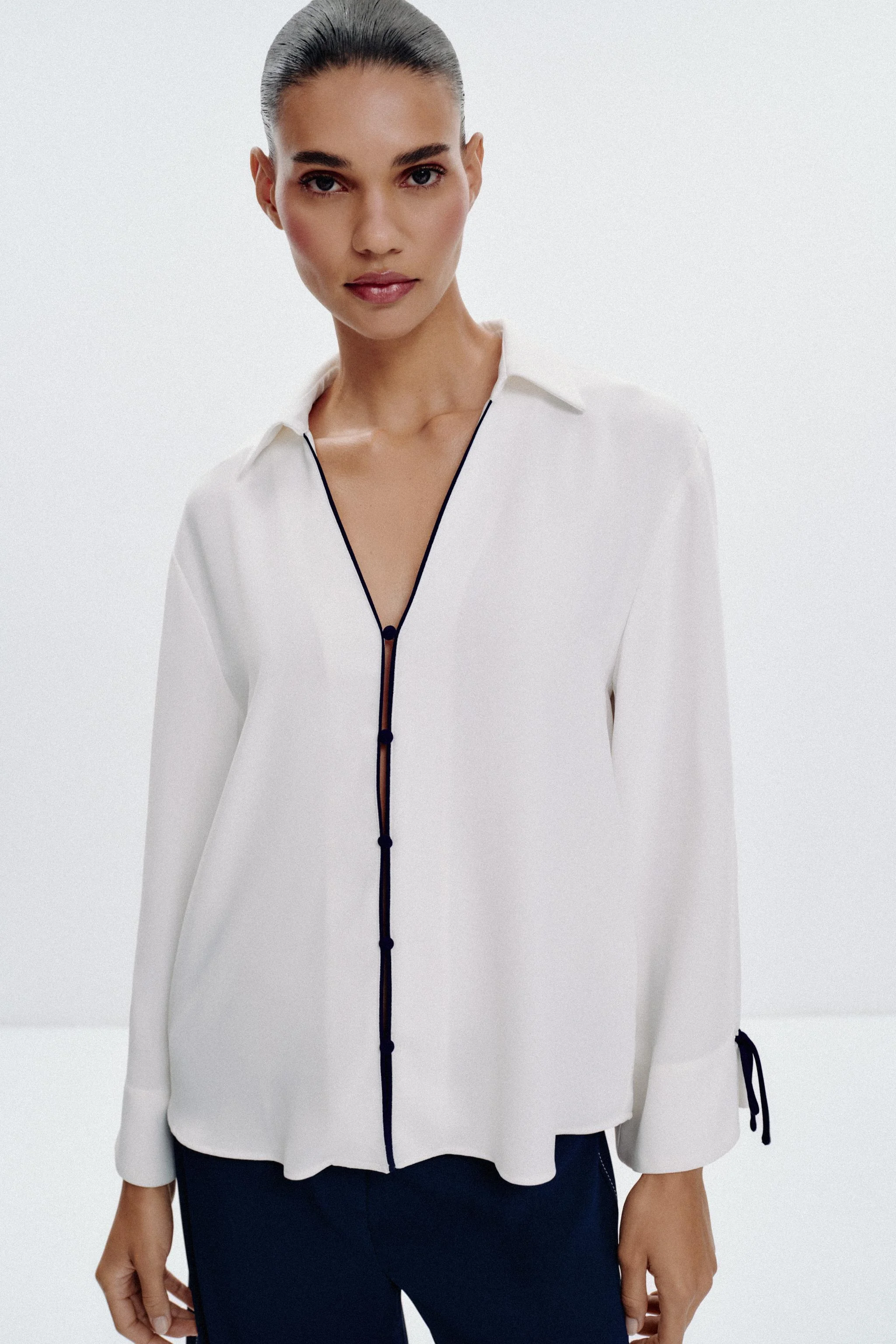 پیراهن با تزیینات متضاد پیراهن با تزیینات متضاد