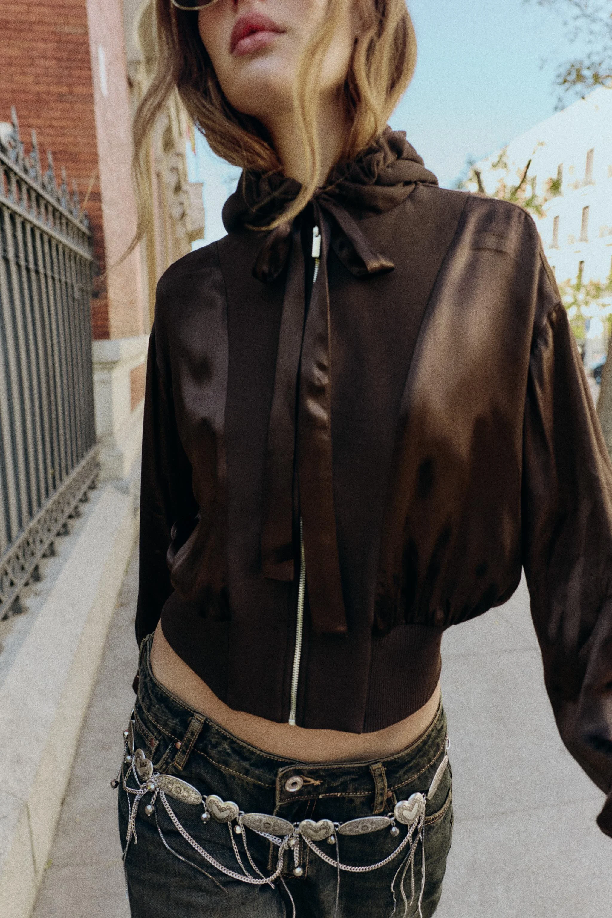 پیراهن آستین بلند کلاه دار با پارچه ساتن متضاد پیراهن آستین بلند کلاه دار با پارچه ساتن متضاد