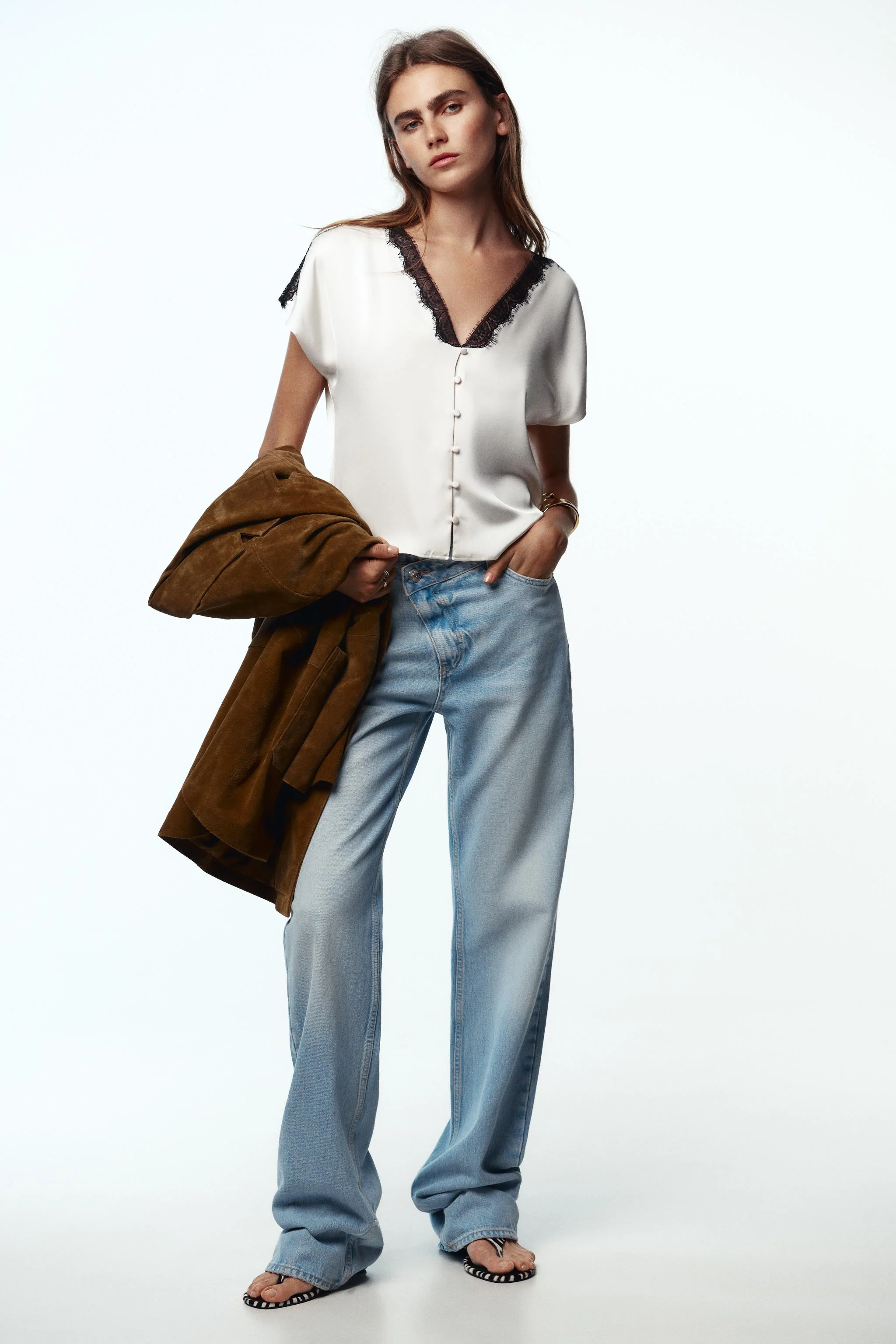 بلوز ساتن با یقه هفت و تزیینات گیپور متضاد