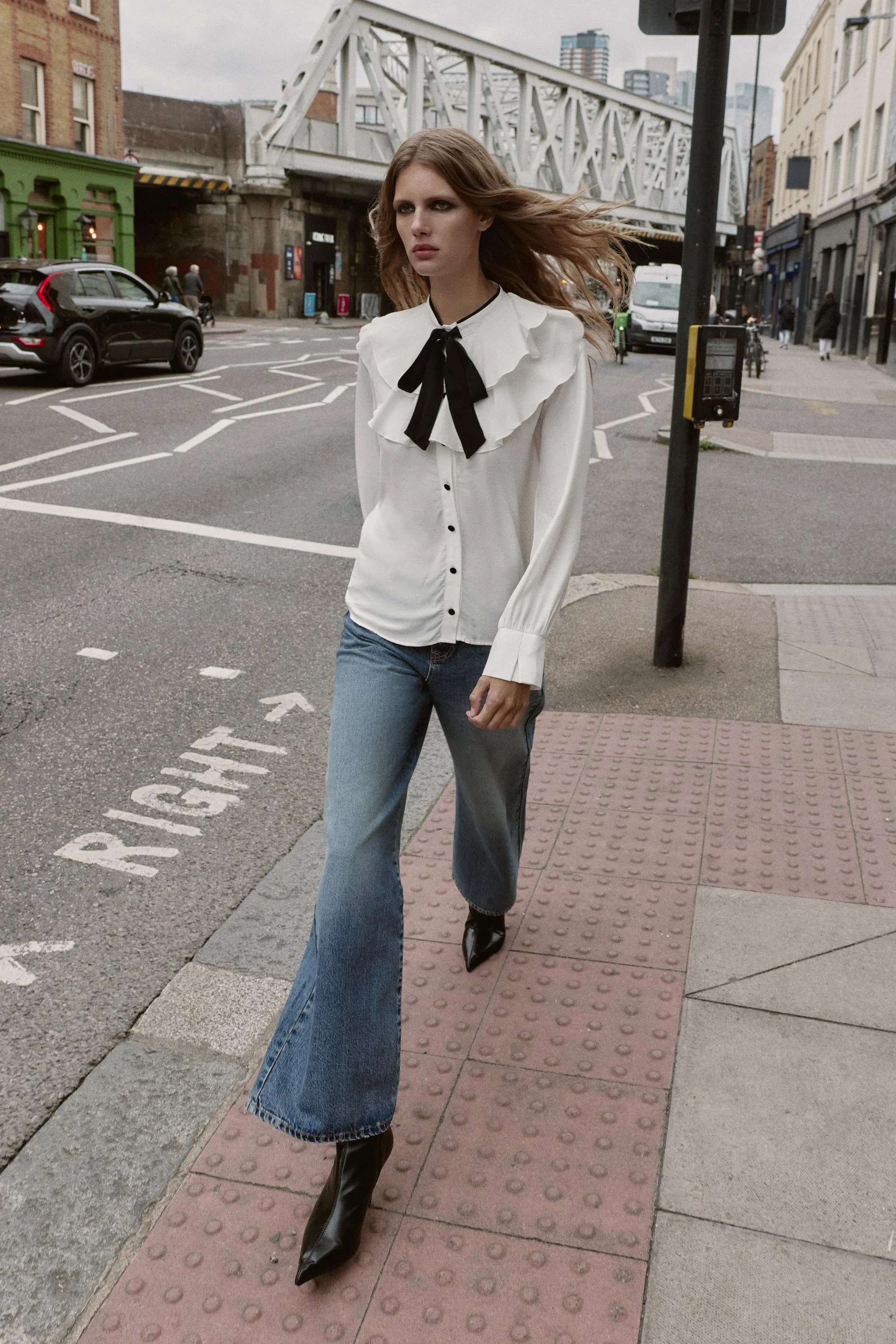 بلوز چین‌دار با پاپیون متضاد