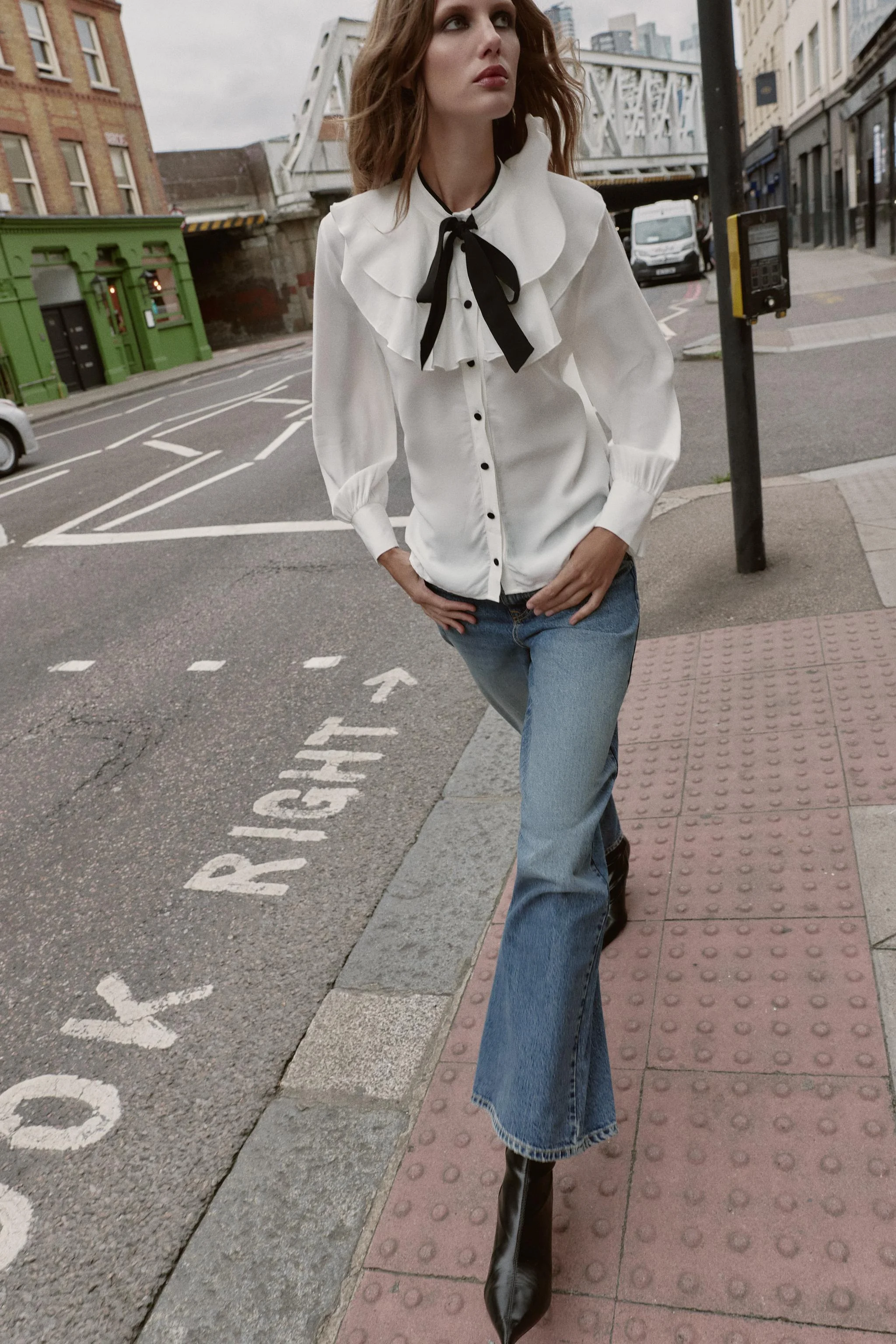 بلوز چیندار با پاپیون متضاد بلوز چیندار با پاپیون متضاد