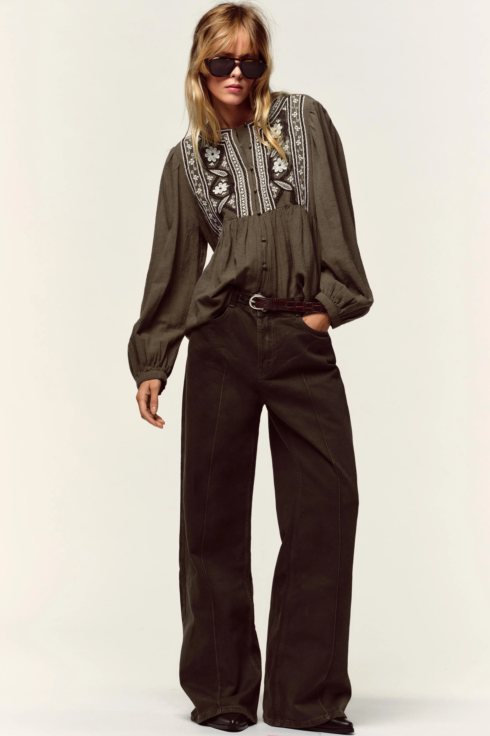 بلوز یقه گرد گلدوزی شده بلوز یقه گرد گلدوزی شده