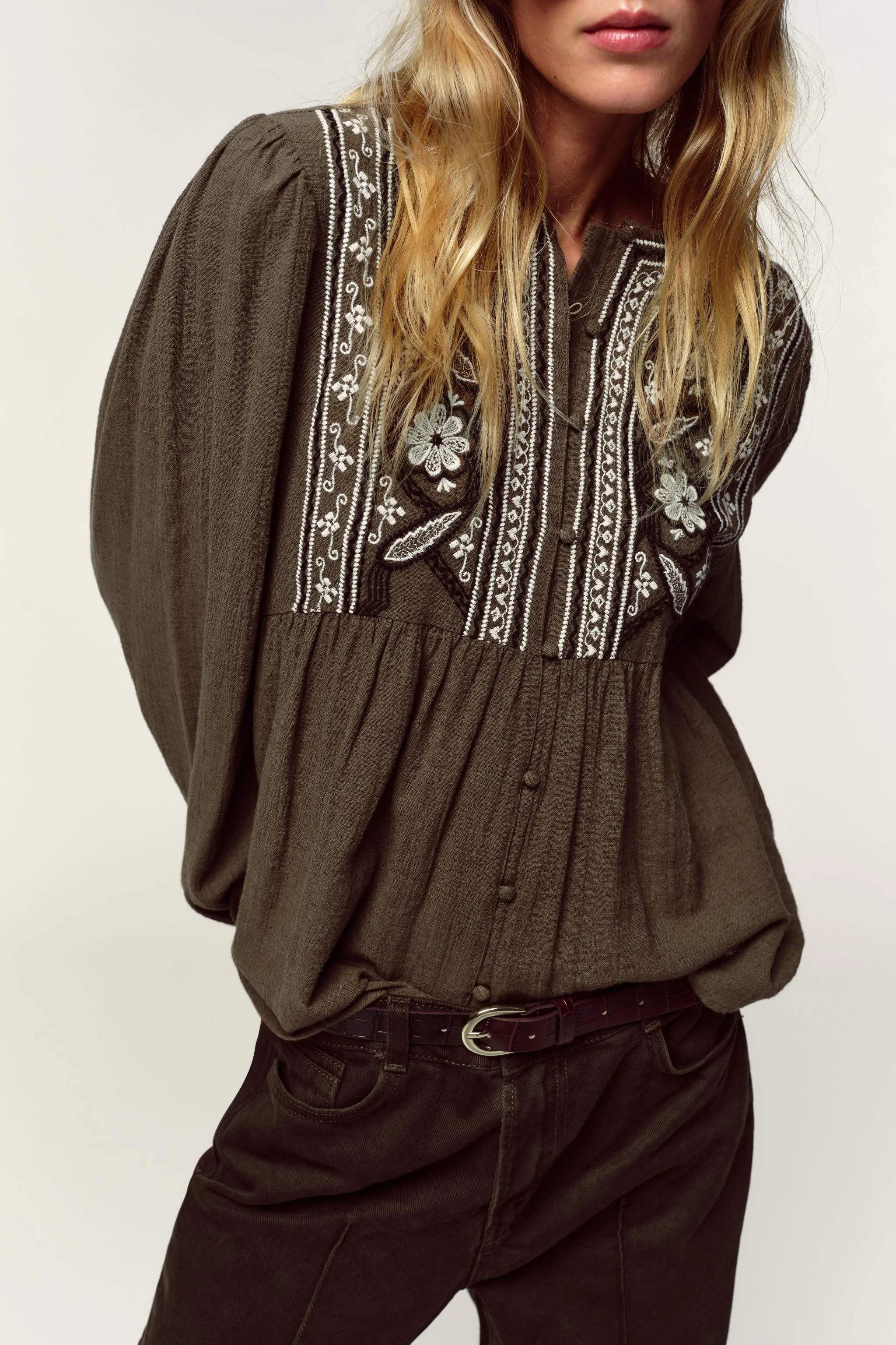 بلوز یقه گرد گلدوزی شده بلوز یقه گرد گلدوزی شده