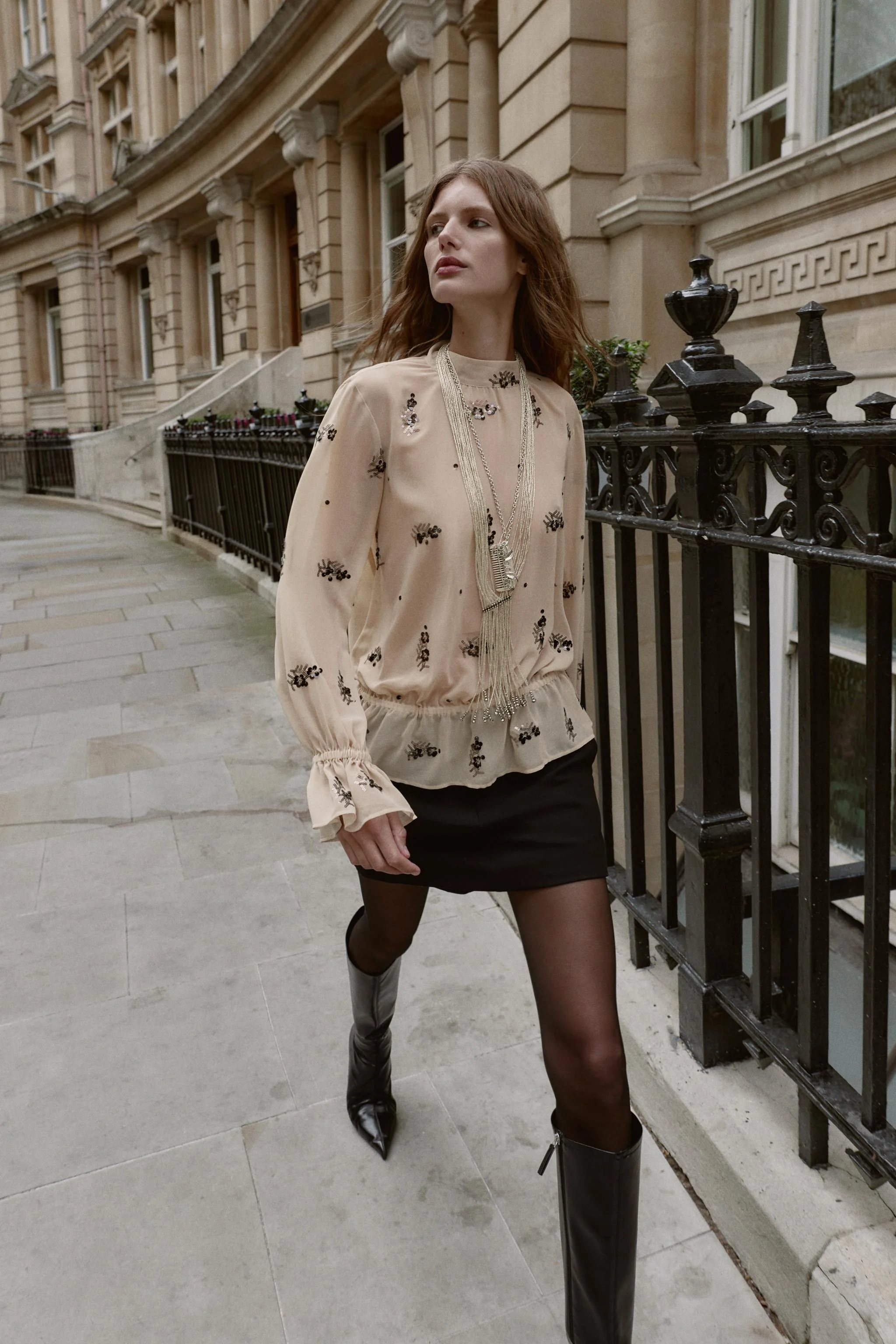 بلوز پولک‌دار نیمه‌شفاف