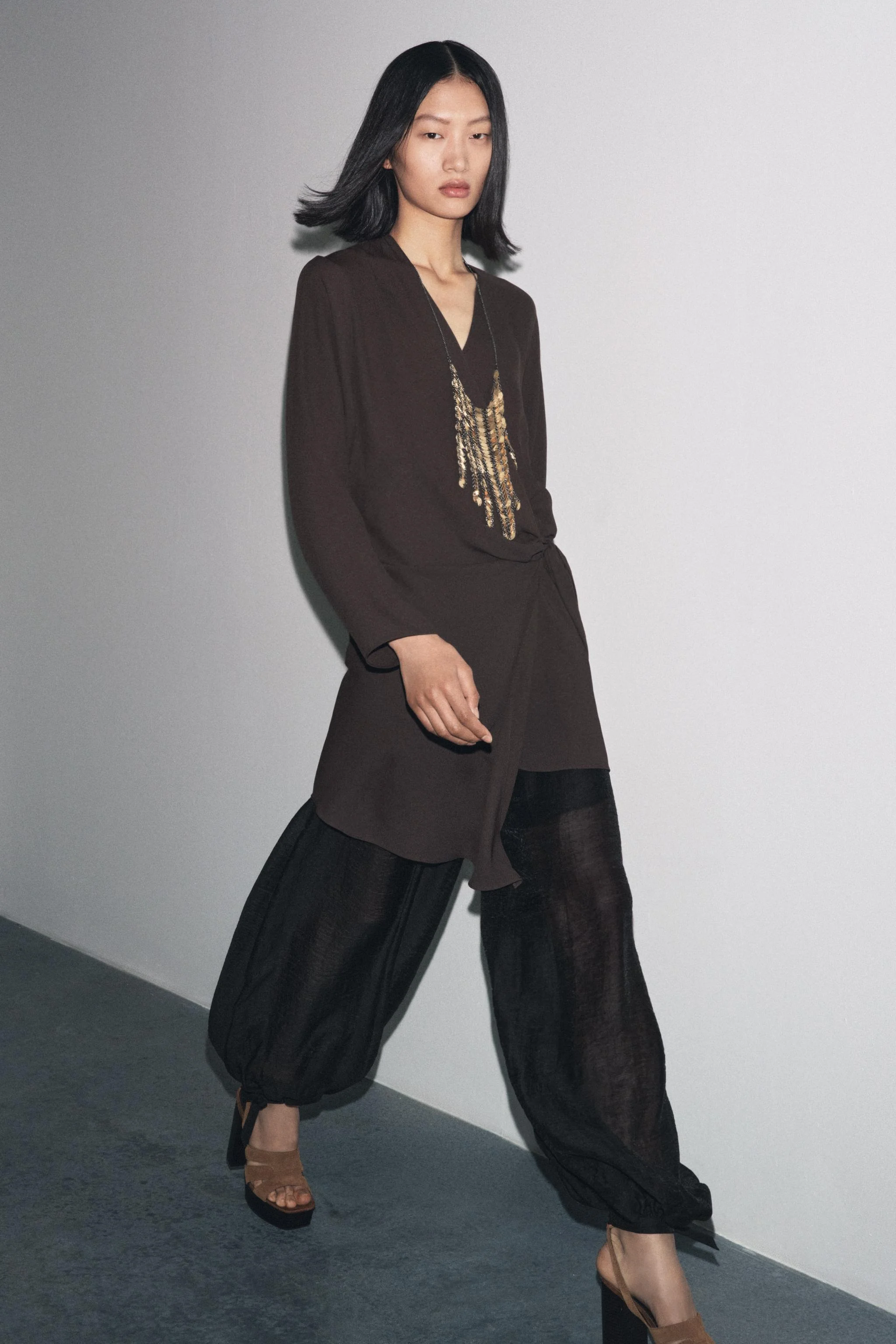 بلوز مدل ZW COLLECTION با طراحی دراپه نامتقارن بلوز مدل ZW COLLECTION با طراحی دراپه نامتقارن