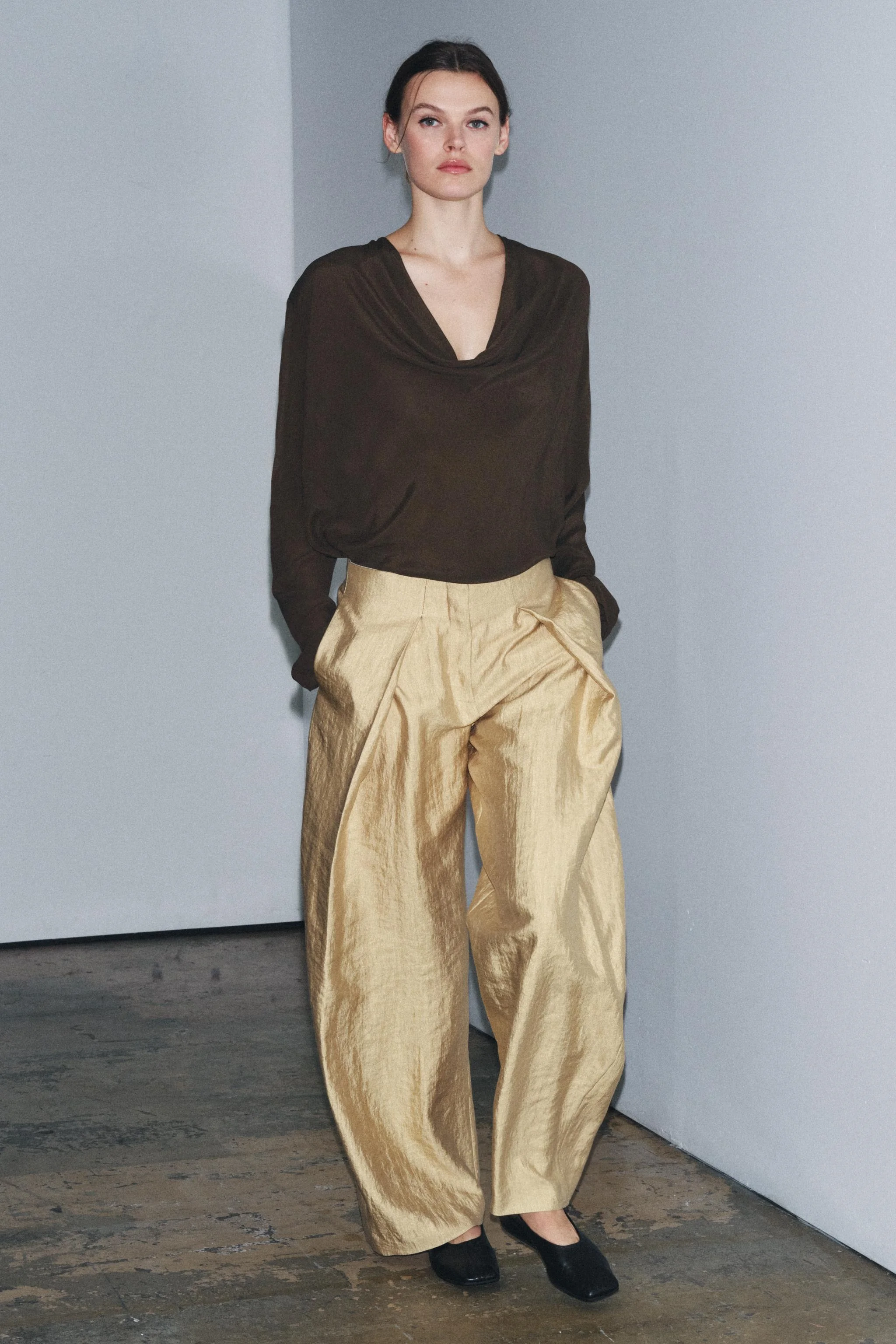 شومیز زنانه آستین بلند با یقه دراپه شومیز زنانه آستین بلند با یقه دراپه