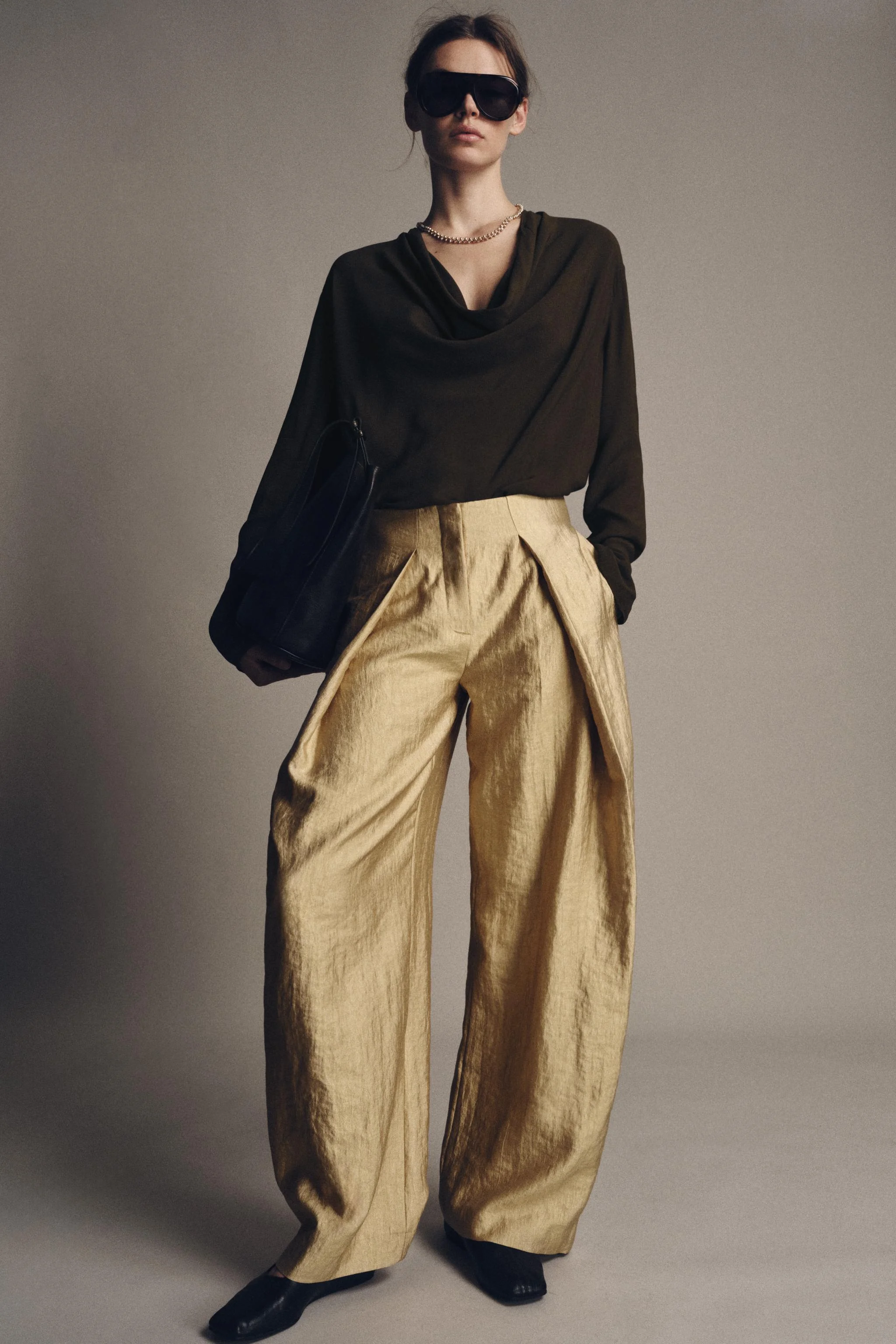 شومیز زنانه آستین بلند با یقه دراپه شومیز زنانه آستین بلند با یقه دراپه