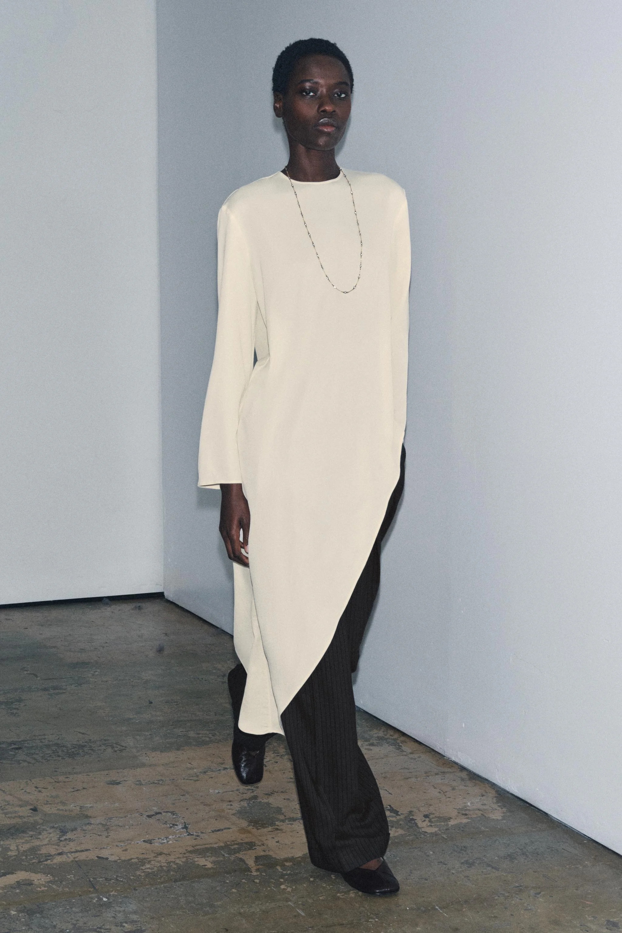 ZW COLLECTION بلوز آستین بلند یقه گرد با برش نامتقارن