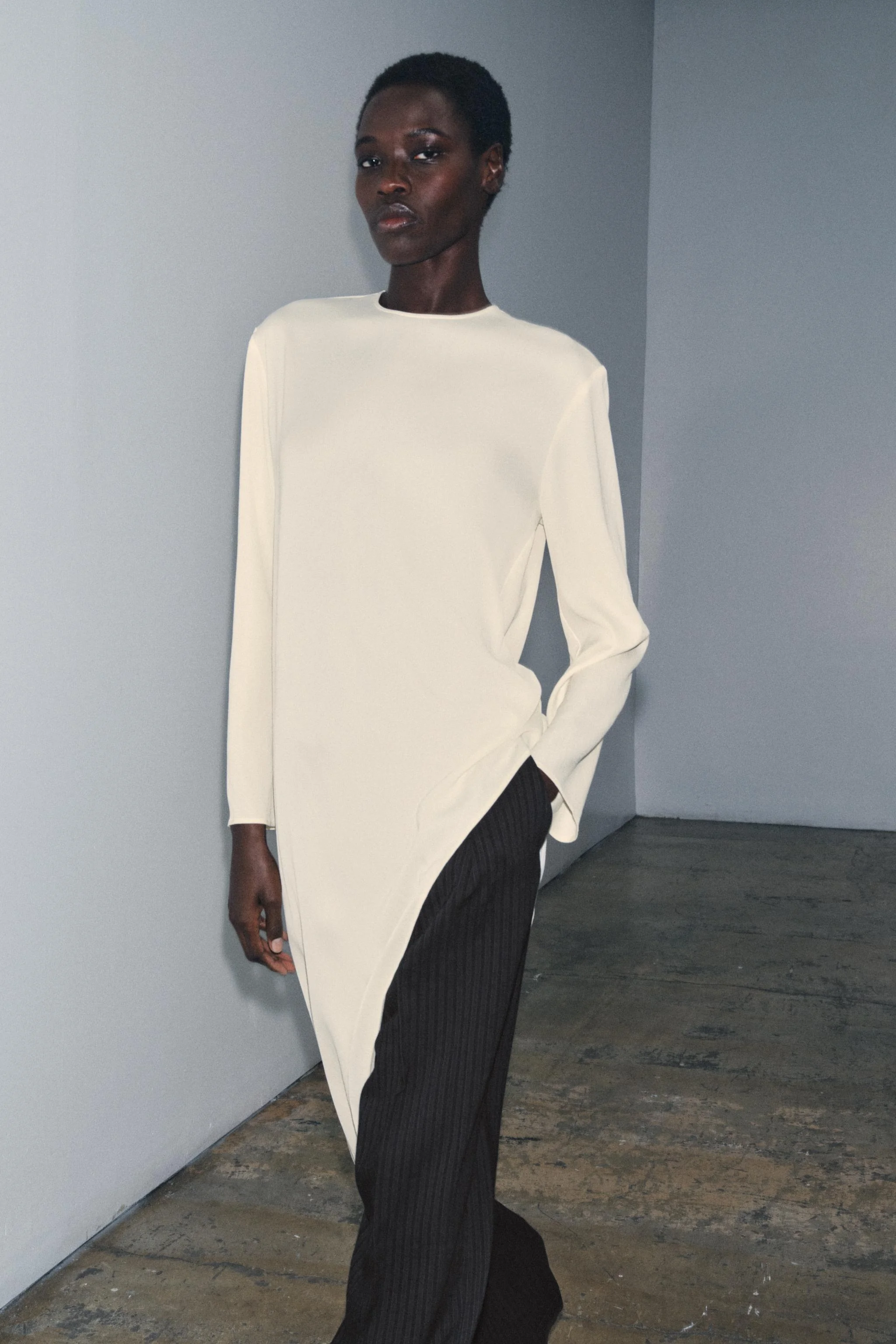 ZW COLLECTION بلوز آستین بلند یقه گرد با برش نامتقارن