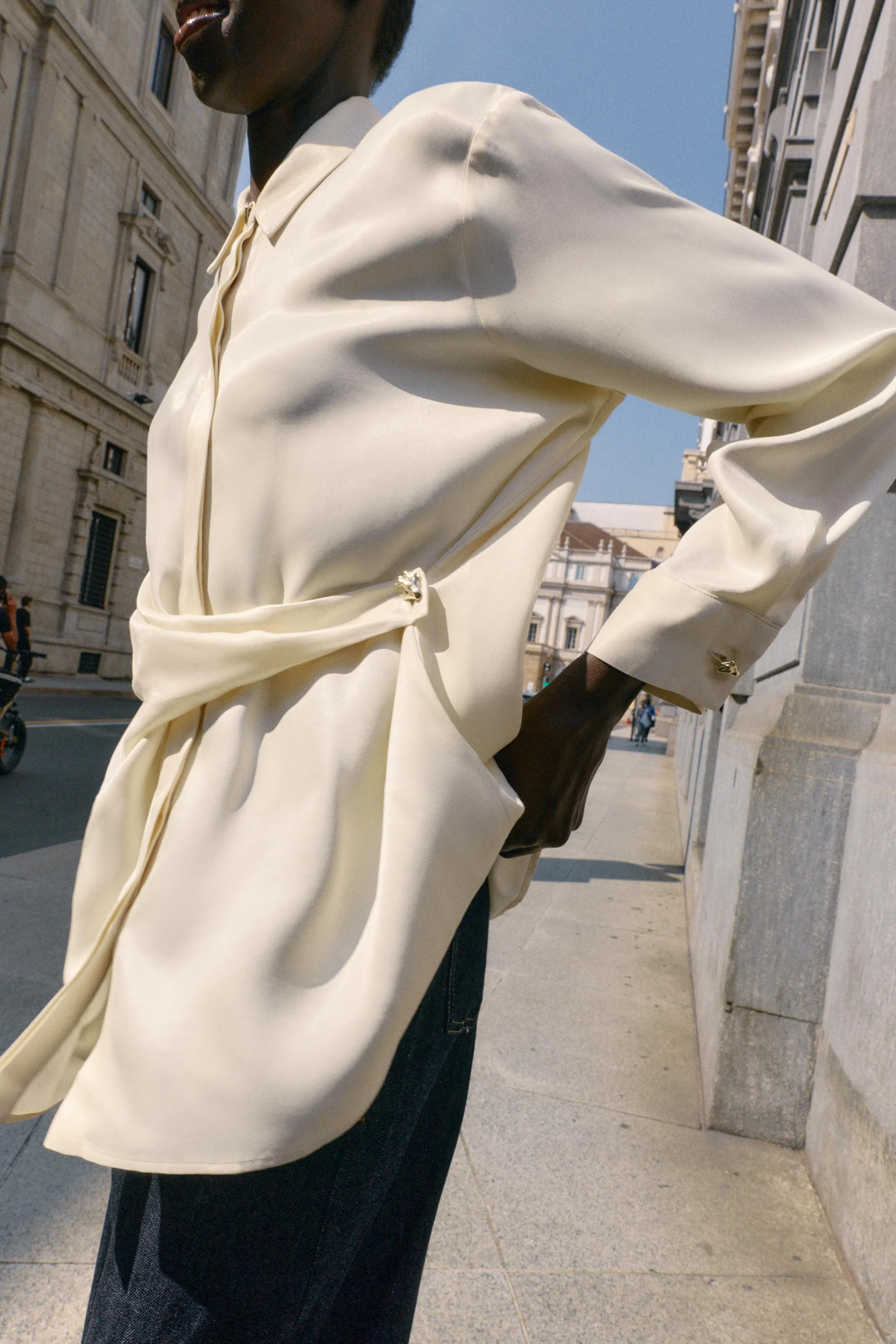 شومیز ساتن با جزئیات ضربدری شومیز ساتن با جزئیات ضربدری