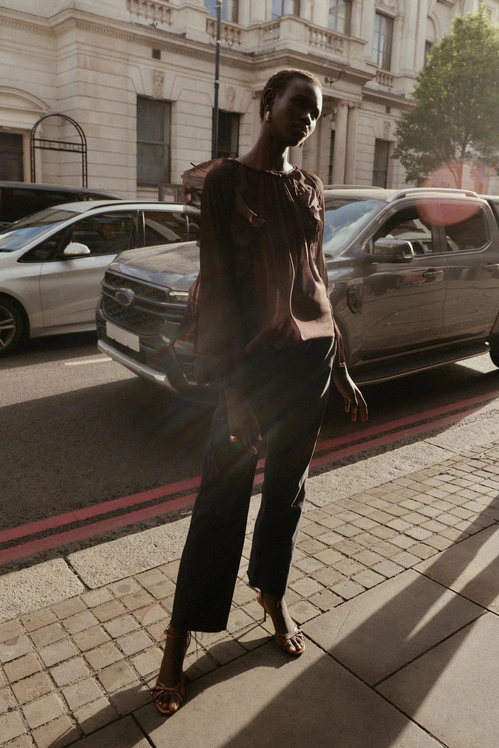 بلوز آستین بلند با یقه گرد و جزئیات چین دار