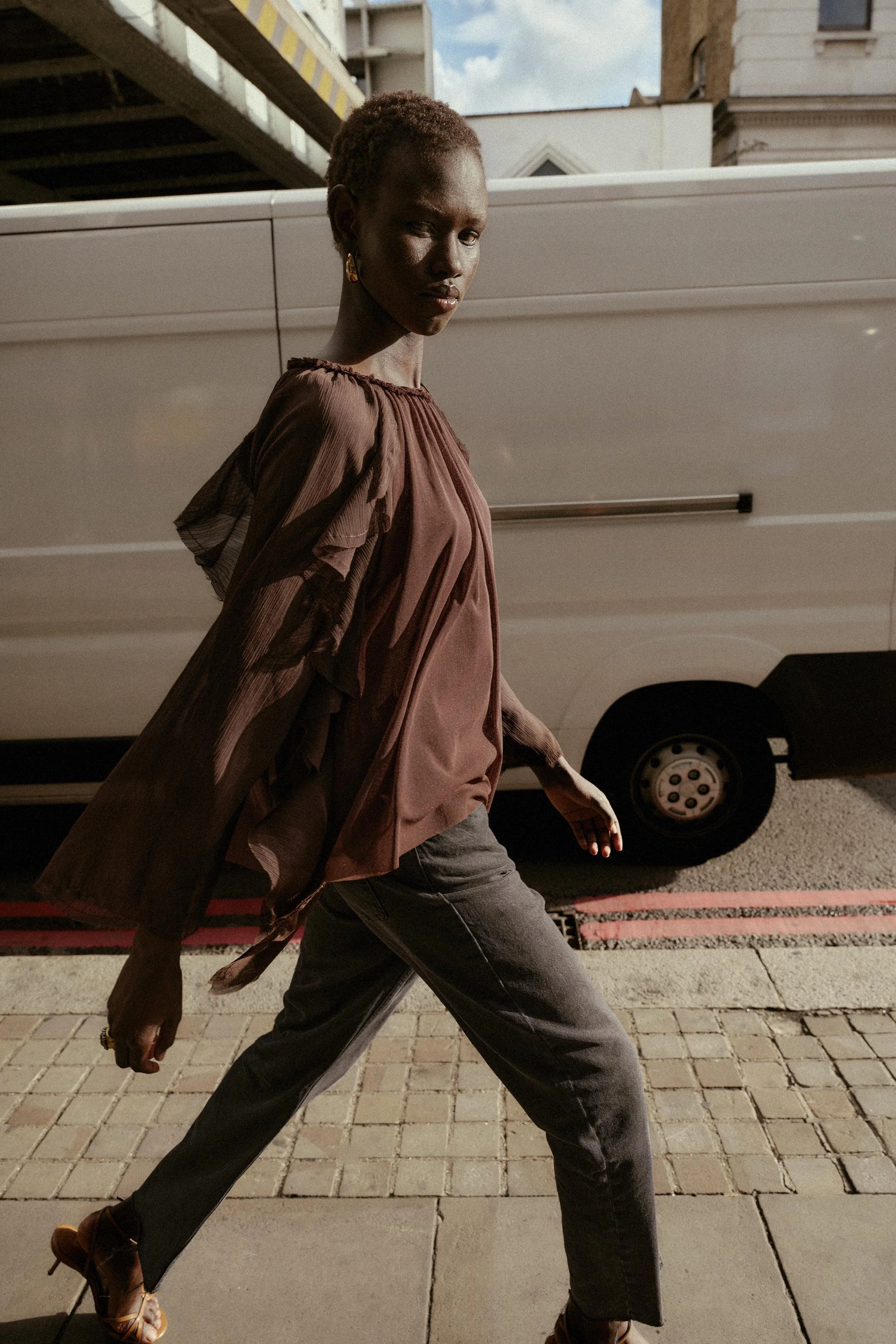 بلوز آستین بلند با یقه گرد و جزئیات چین دار بلوز آستین بلند با یقه گرد و جزئیات چین دار