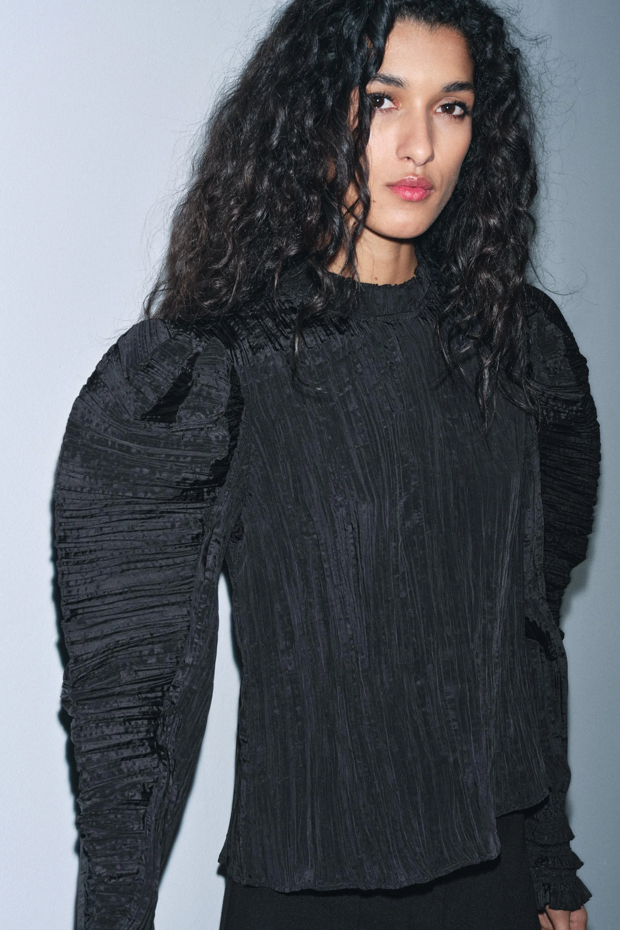 بلوز یقه ایستاده آستین پفی کالکشن ZW بلوز یقه ایستاده آستین پفی کالکشن ZW