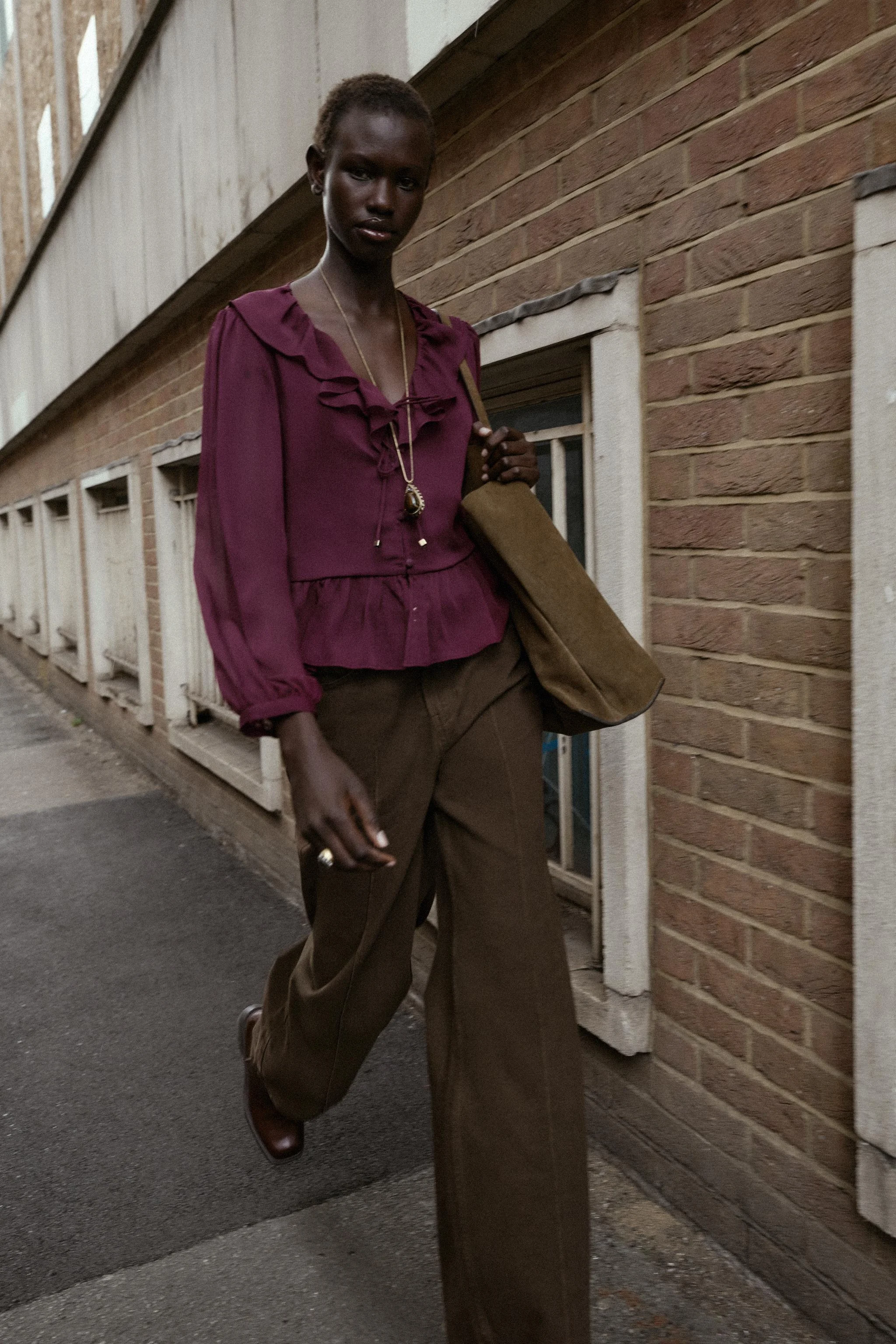 بلوز یقه هفت با آستین های بلند دکمه دار، تزئین شده با چین های زیبا و دکمه های همرنگ پارچه در جلو. بلوز یقه هفت با آستین های بلند دکمه دار، تزئین شده با چین های زیبا و دکمه های همرنگ پارچه در جلو.