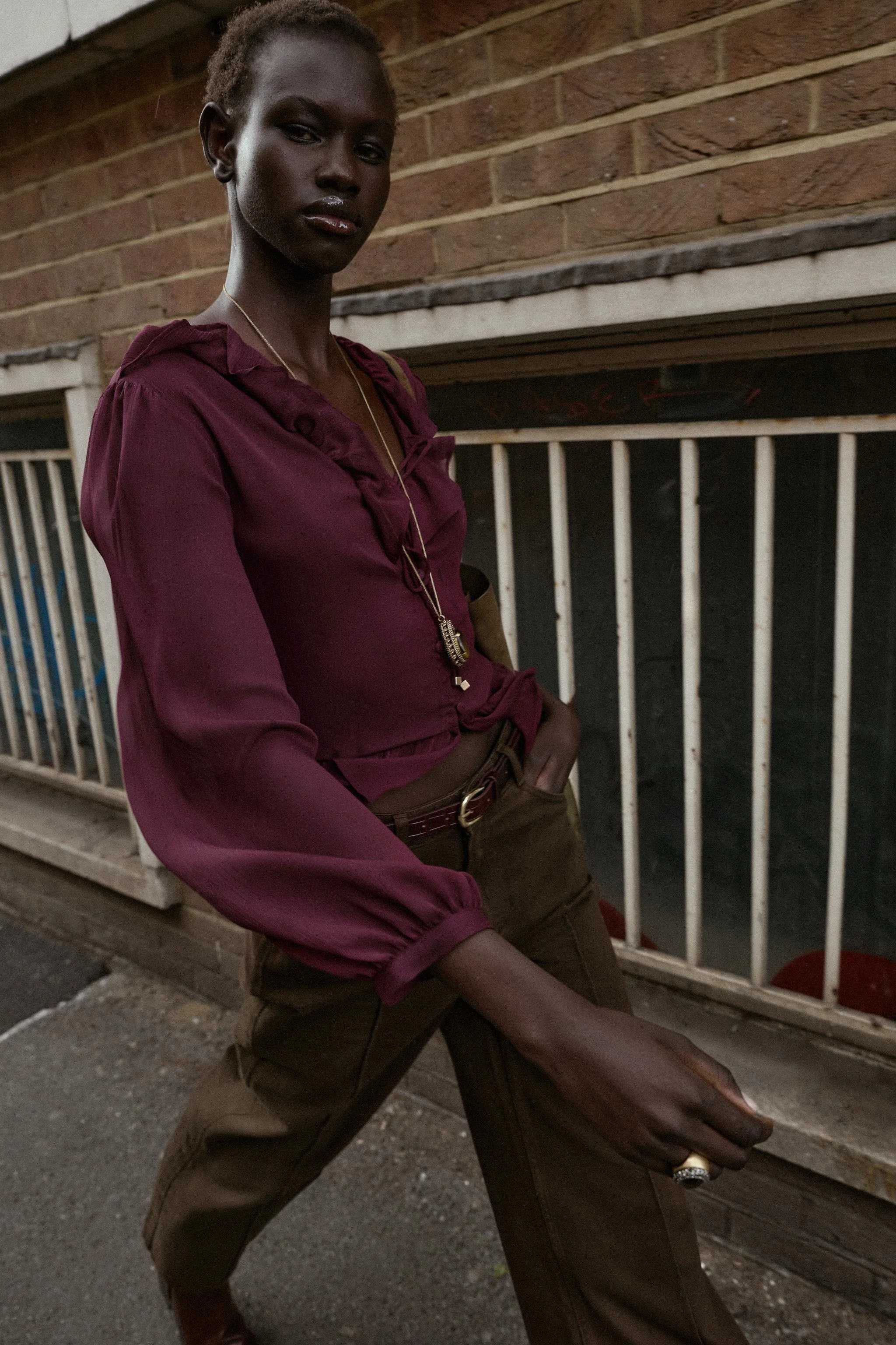 بلوز یقه هفت با آستین های بلند دکمه دار، تزئین شده با چین های زیبا و دکمه های همرنگ پارچه در جلو. بلوز یقه هفت با آستین های بلند دکمه دار، تزئین شده با چین های زیبا و دکمه های همرنگ پارچه در جلو.