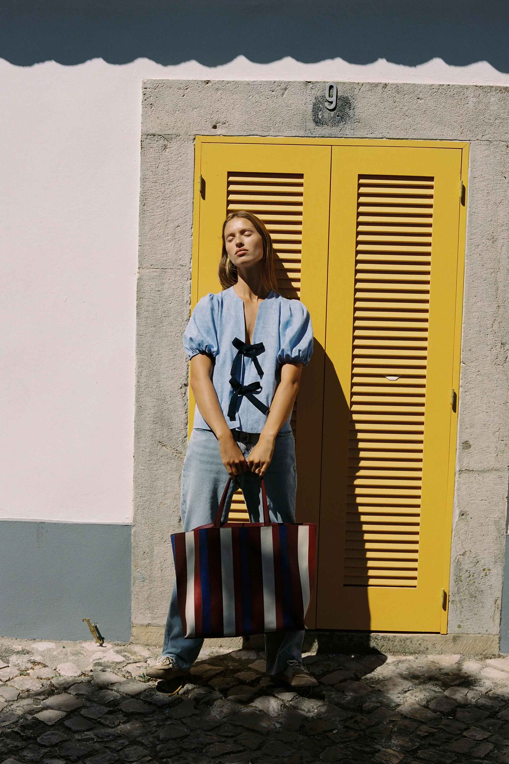 بلوز با ترکیب پارچه لینن. یقه گرد با برش هفت و آستین های کوتاه پفی با لبه کشی. دارای بند برای گره زدن در قسمت جلو.