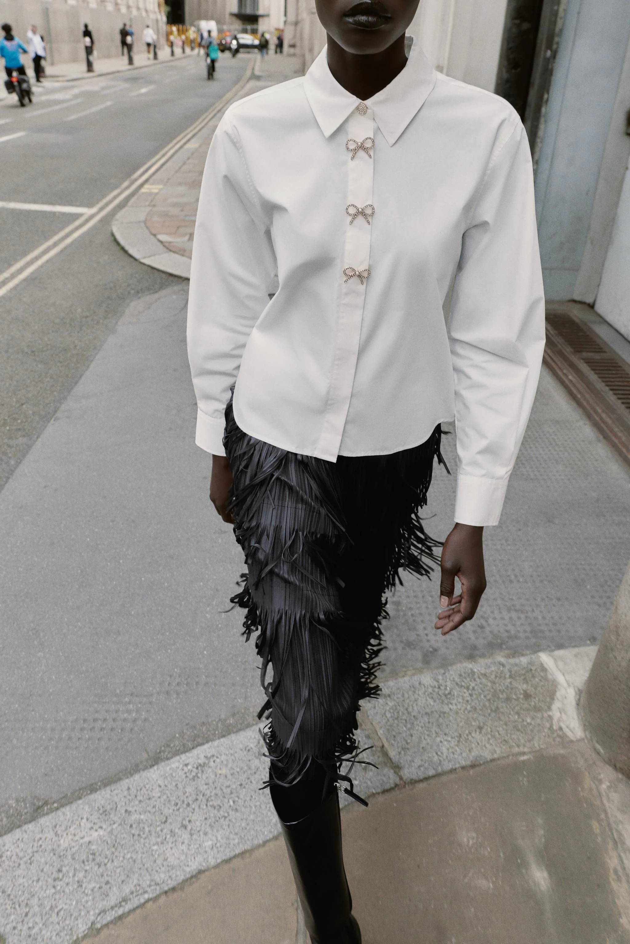 پیراهن پاپلین با دکمه های نگین دار پیراهن پاپلین با دکمه های نگین دار