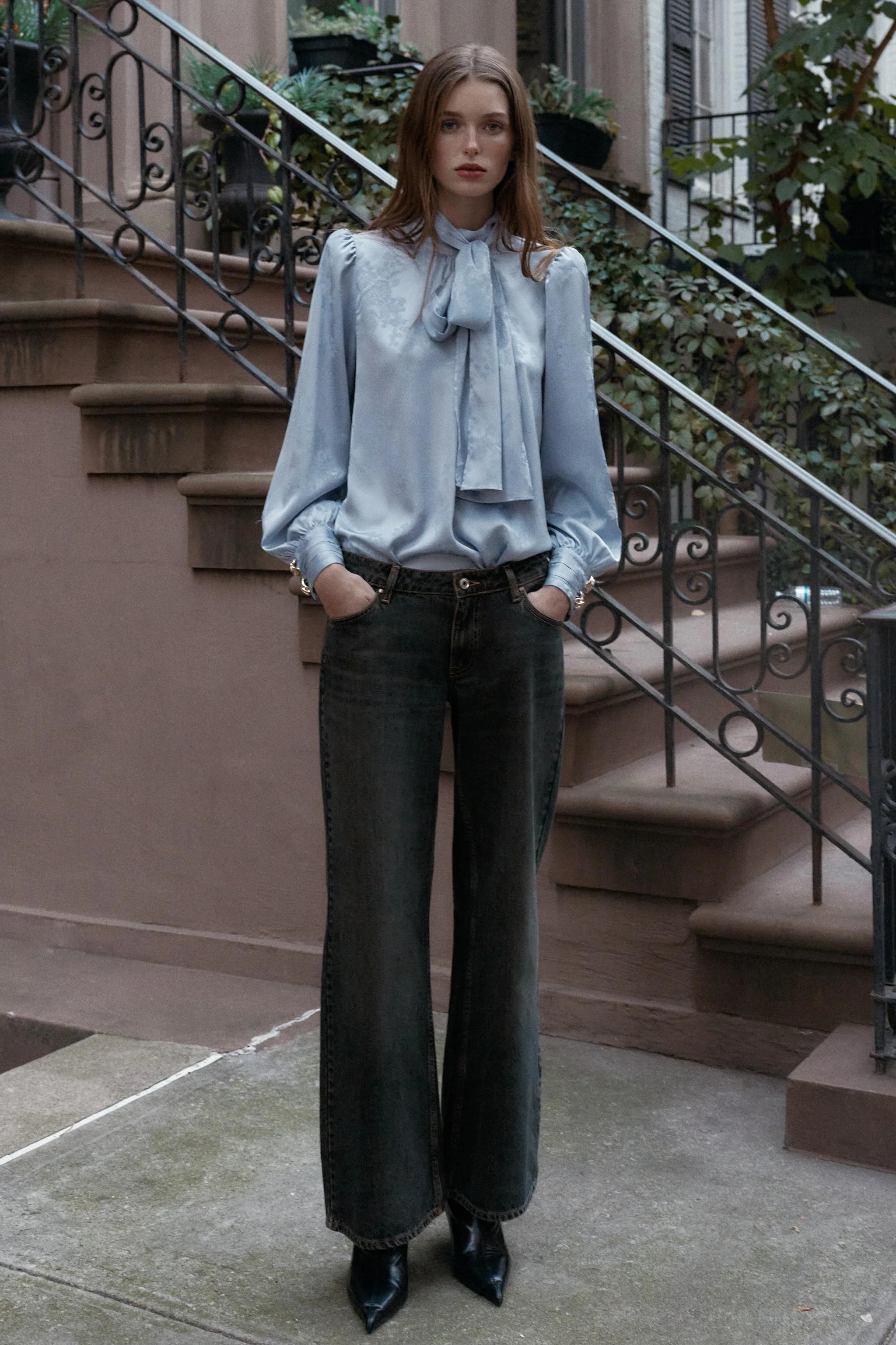 پیراهن ژاکارد با بافت ساتن و پاپیون پیراهن ژاکارد با بافت ساتن و پاپیون