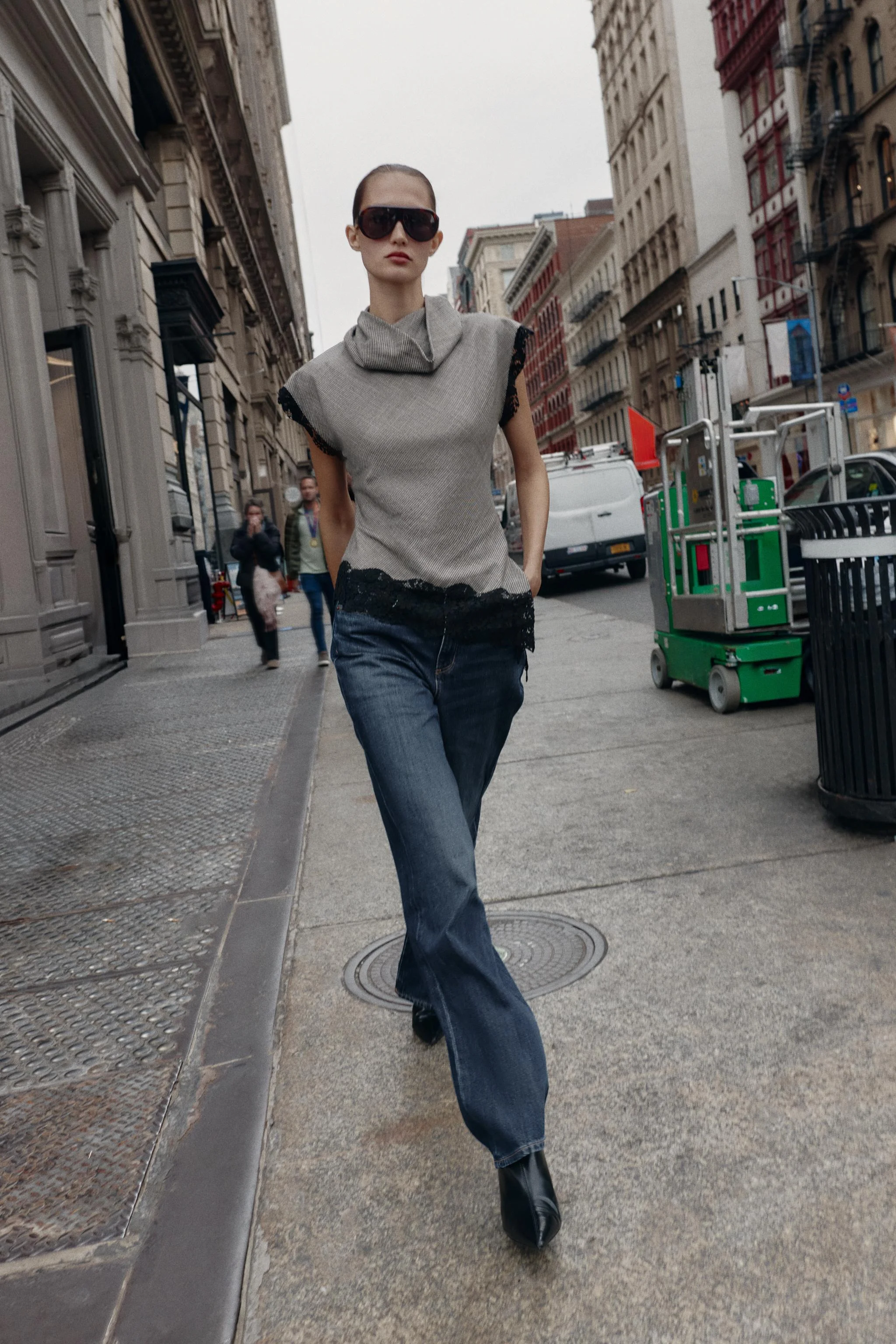 تاپ بدون آستین طرح پا کلاغی با تزیینات گیپور تاپ بدون آستین طرح پا کلاغی با تزیینات گیپور