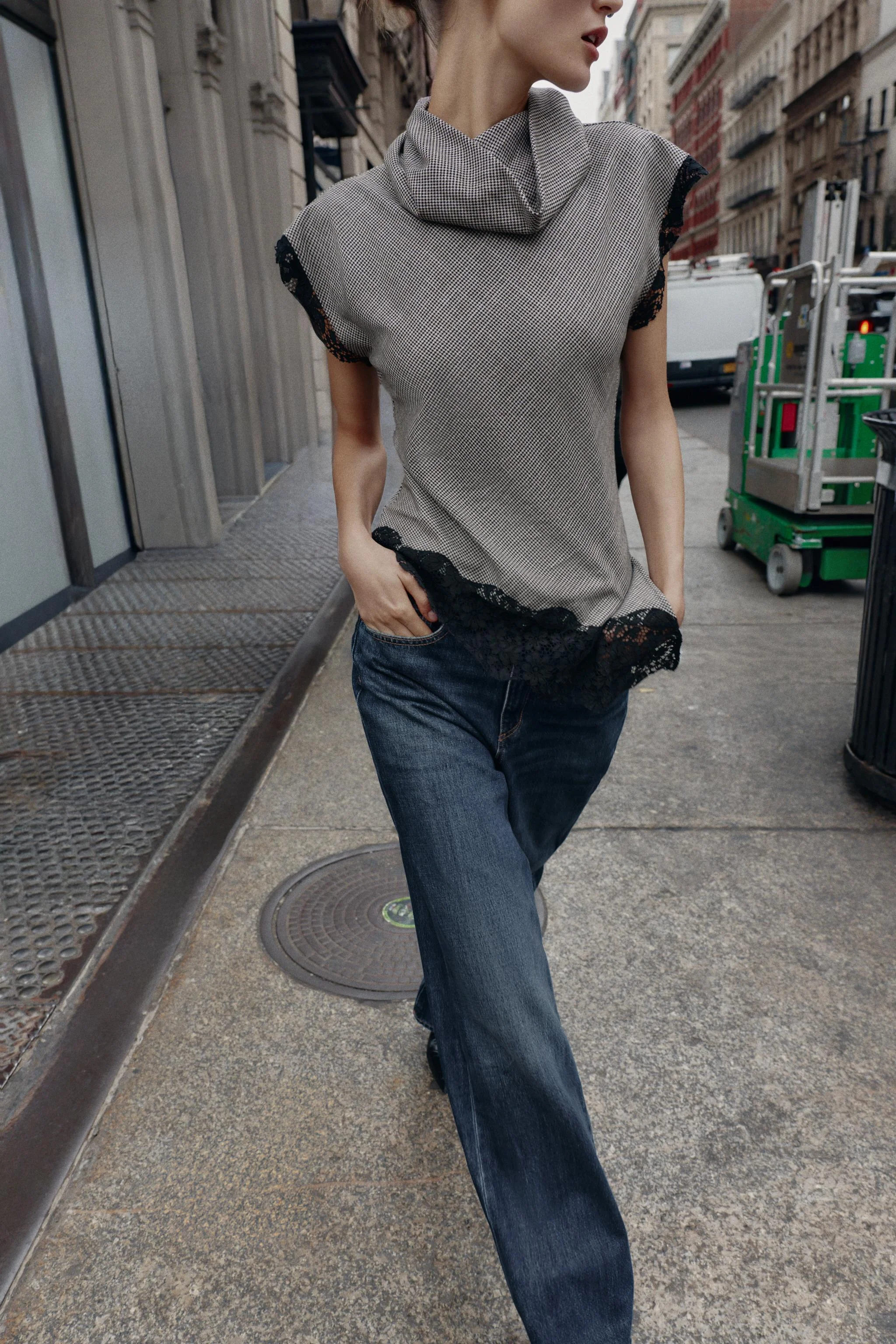 تاپ بدون آستین طرح پا کلاغی با تزیینات گیپور تاپ بدون آستین طرح پا کلاغی با تزیینات گیپور