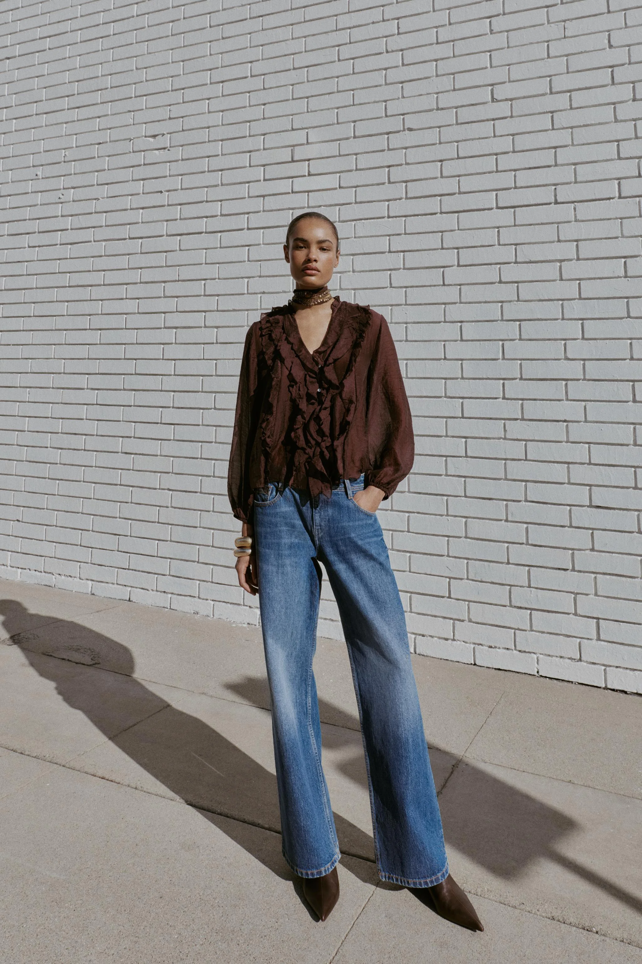 بلوز یقه هفت با چین و آستین بلند و سرآستین کشی. دارای دکمه های تزیینی در جلو. بلوز یقه هفت با چین و آستین بلند و سرآستین کشی. دارای دکمه های تزیینی در جلو.