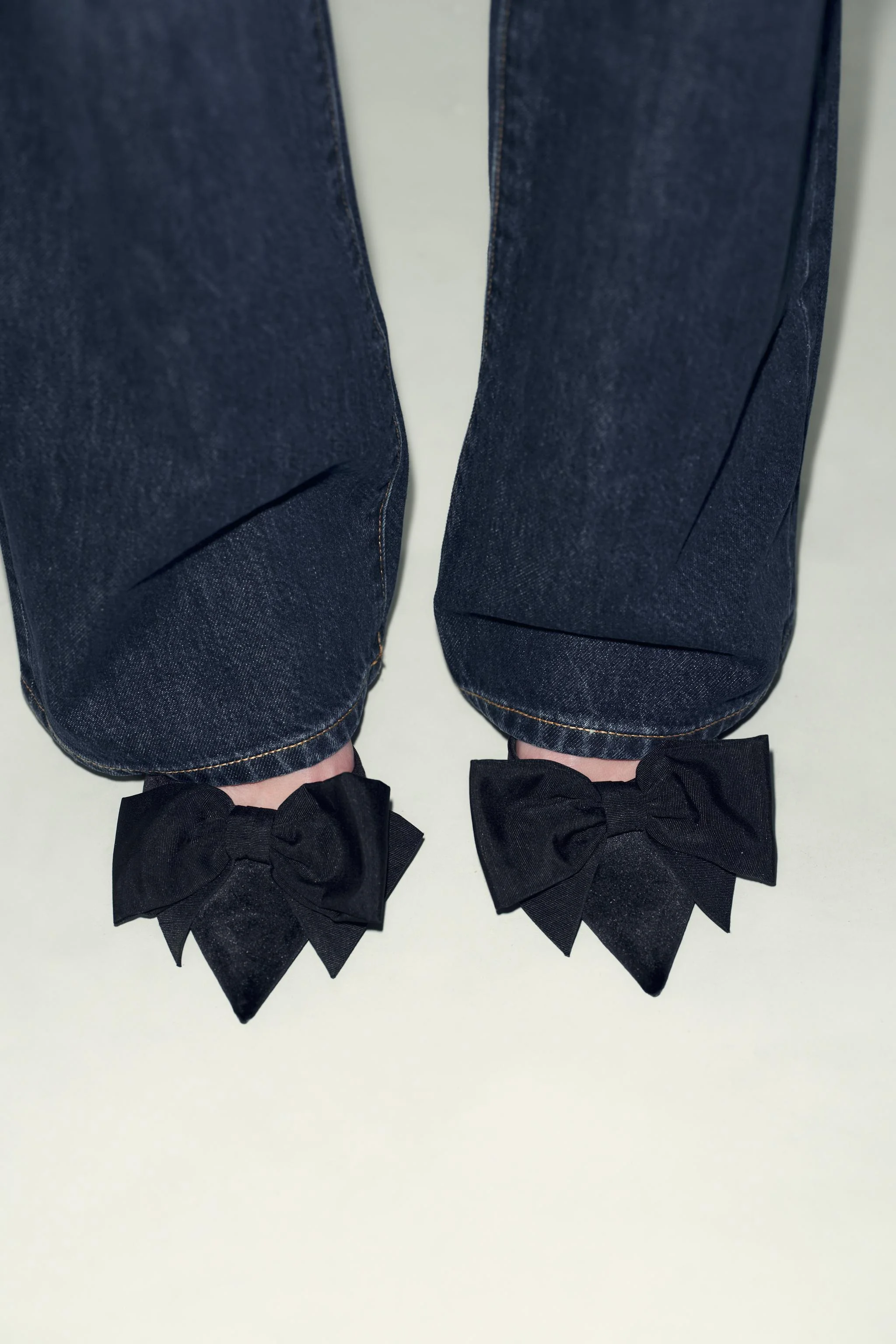 کفش های پاشنه بلند مخملی با پاپیون کفش های پاشنه بلند مخملی با پاپیون