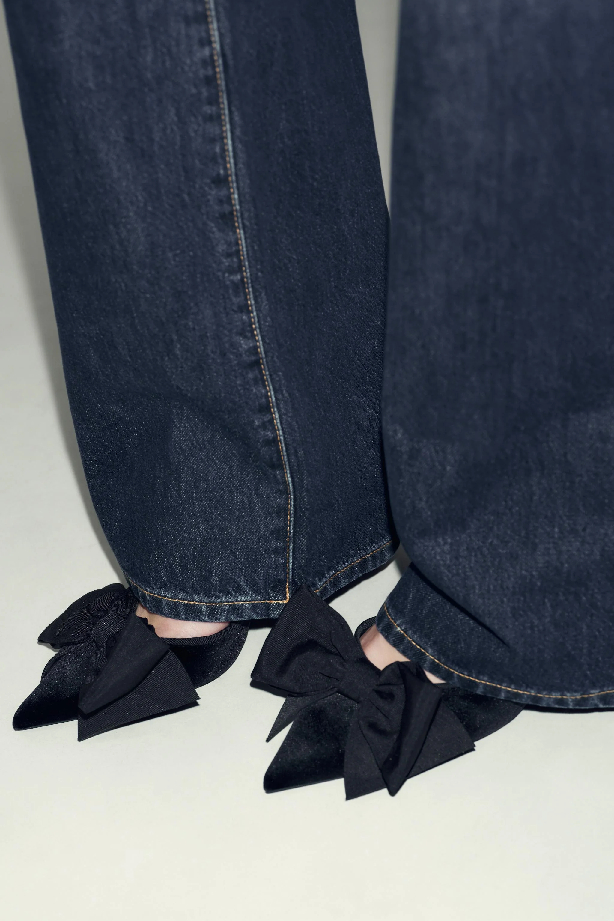 کفش های پاشنه بلند مخملی با پاپیون کفش های پاشنه بلند مخملی با پاپیون