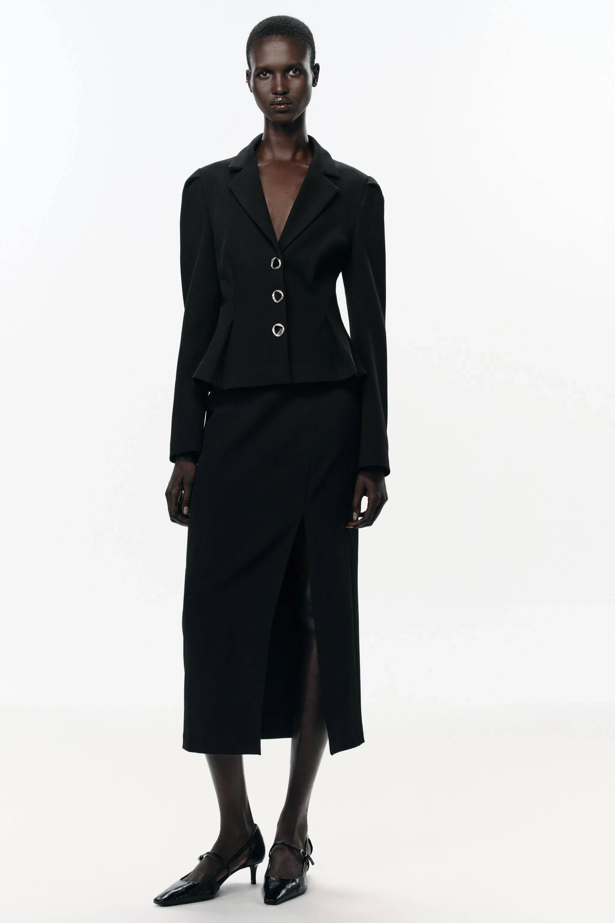 کفش پاشنه دار با جزئیات برجسته و روزنه های جانبی