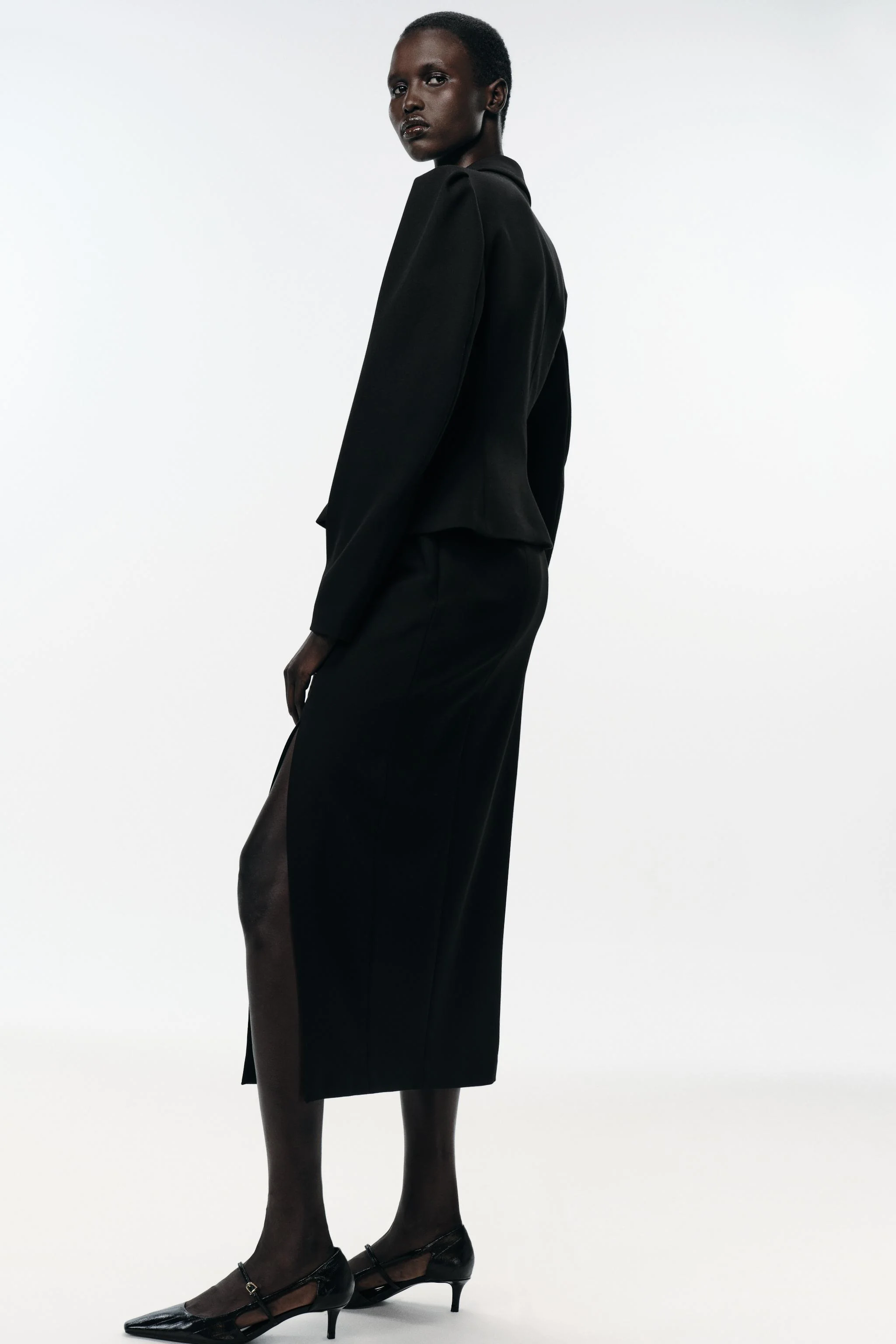 کفش پاشنه دار با جزئیات برجسته و روزنه های جانبی کفش پاشنه دار با جزئیات برجسته و روزنه های جانبی