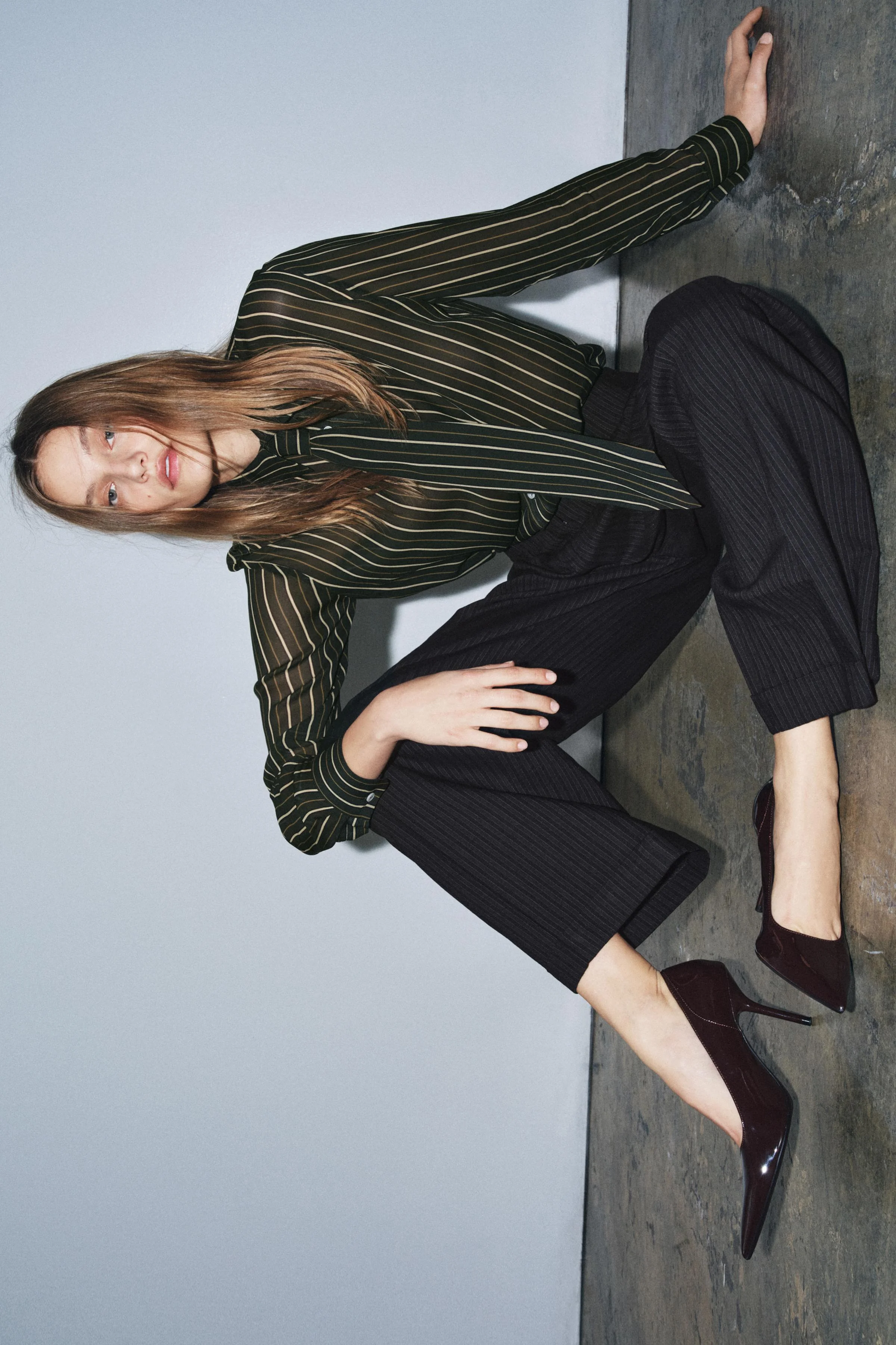 کفش پاشنه بلند با برش های جانبی کفش پاشنه بلند با برش های جانبی