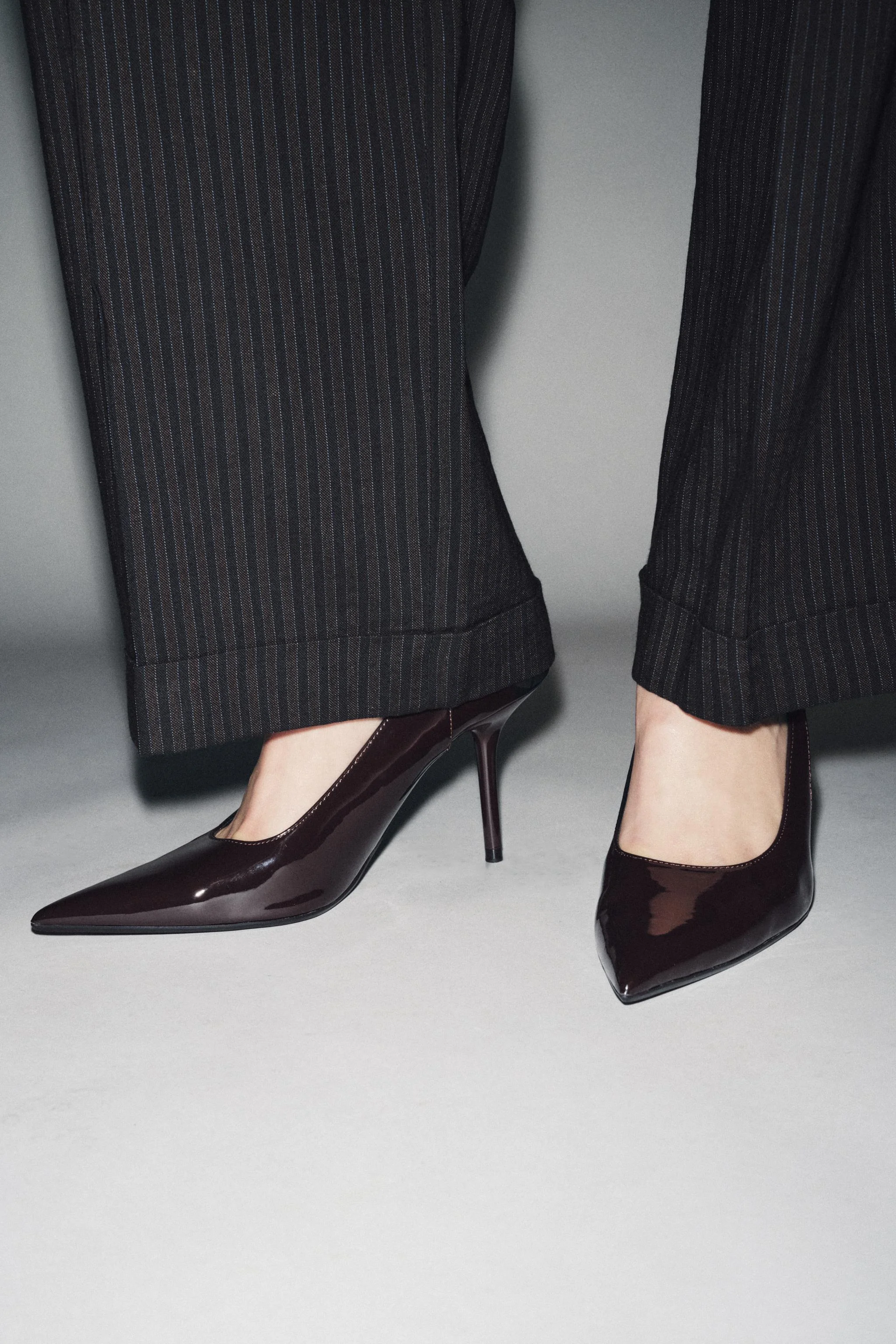 کفش پاشنه بلند با برش های جانبی کفش پاشنه بلند با برش های جانبی