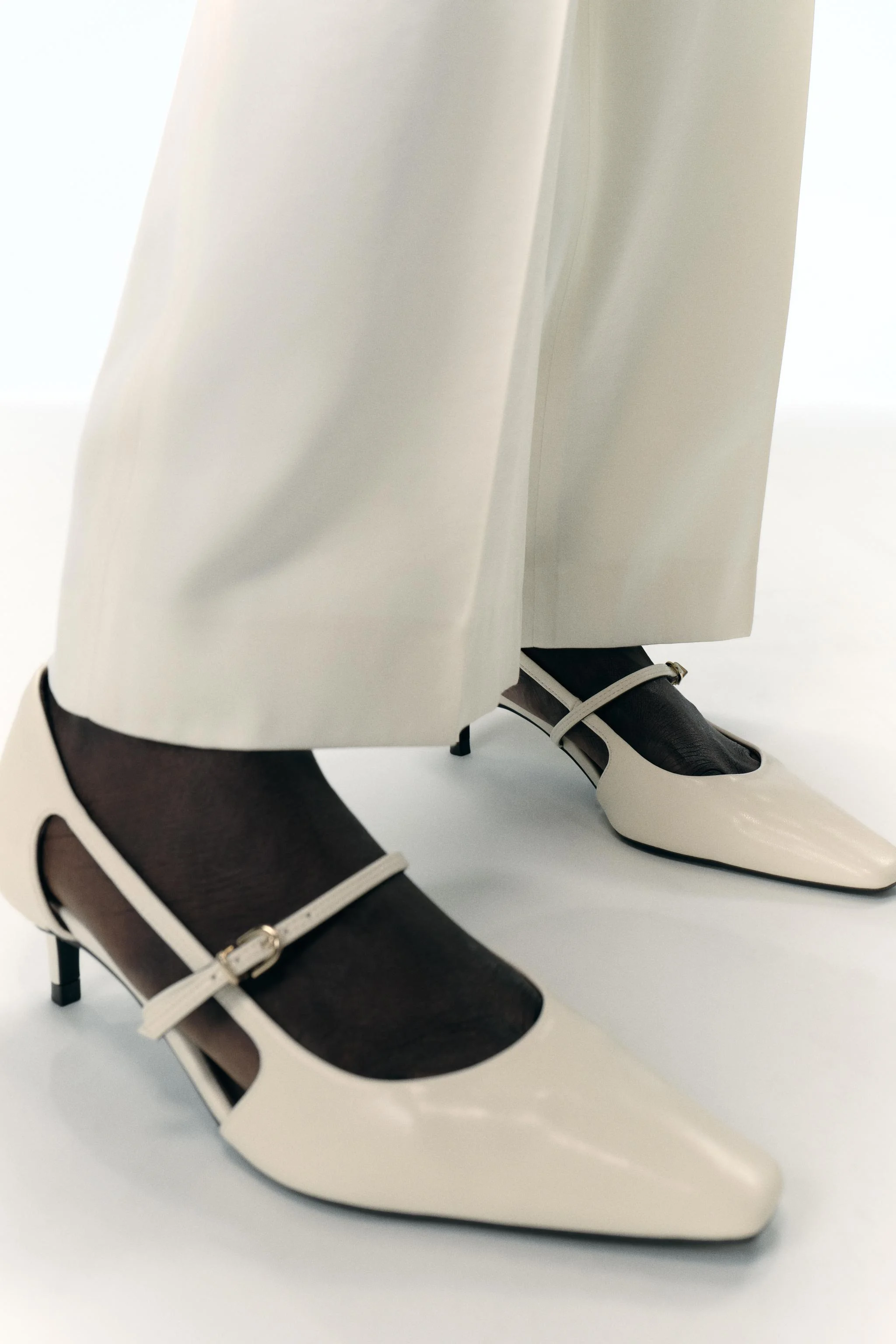 کفش پاشنه دار با برش های جانبی کفش پاشنه دار با برش های جانبی