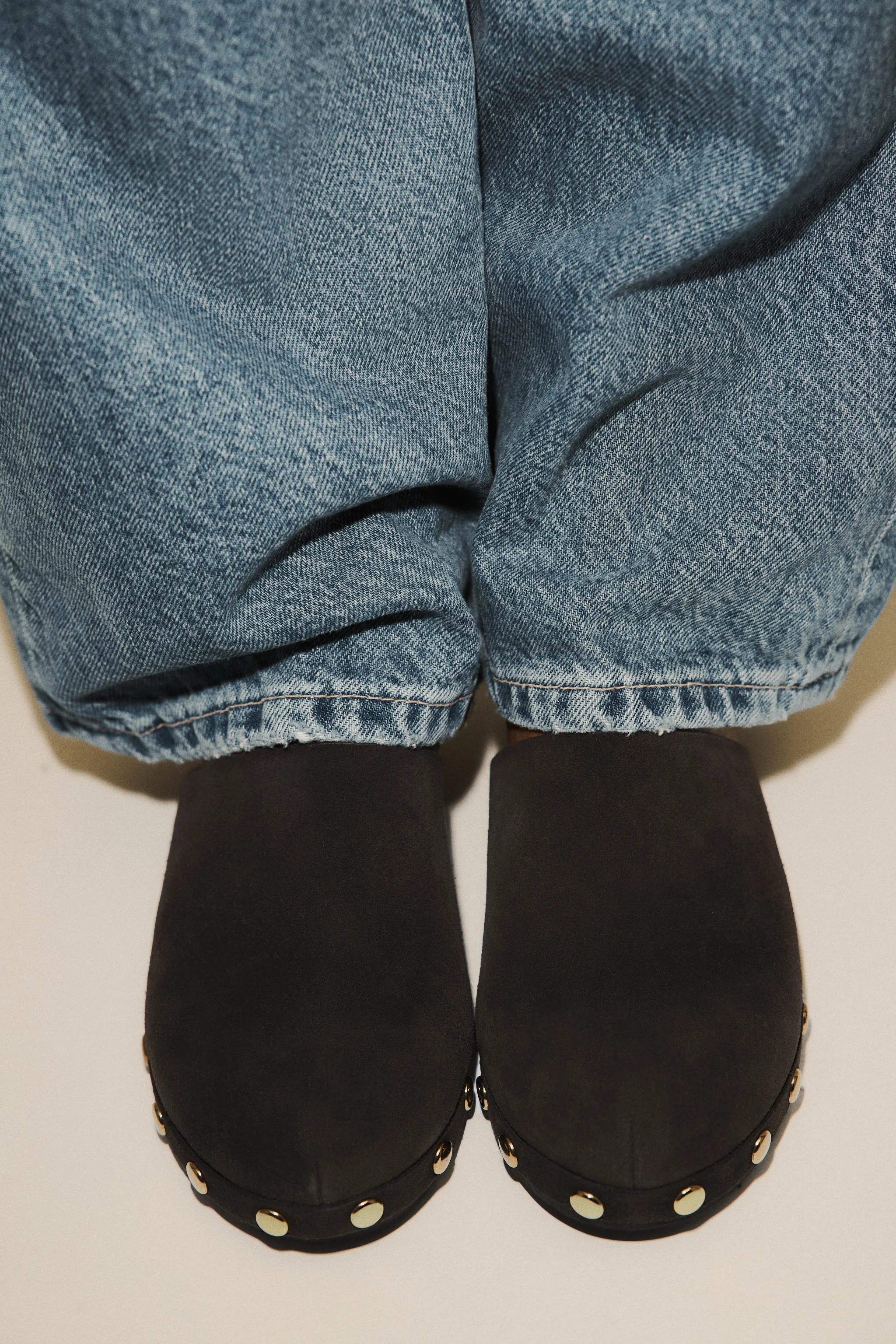 کفش های چوبی پاشنه دار با جیر و تزئینات فلزی کفش های چوبی پاشنه دار با جیر و تزئینات فلزی