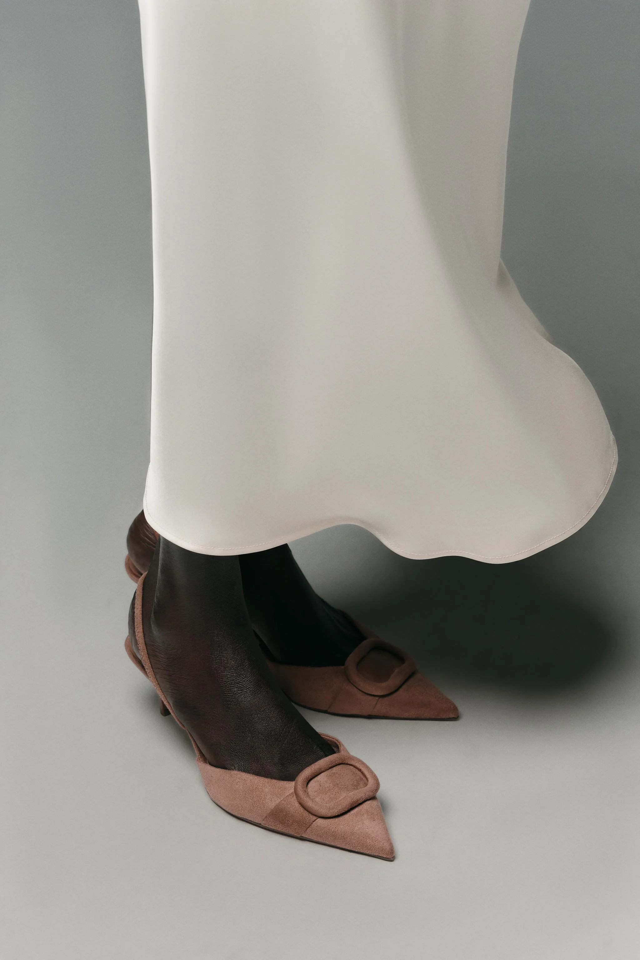 کفش های اسلینگ بک با جزئیات تزیینی کفش های اسلینگ بک با جزئیات تزیینی