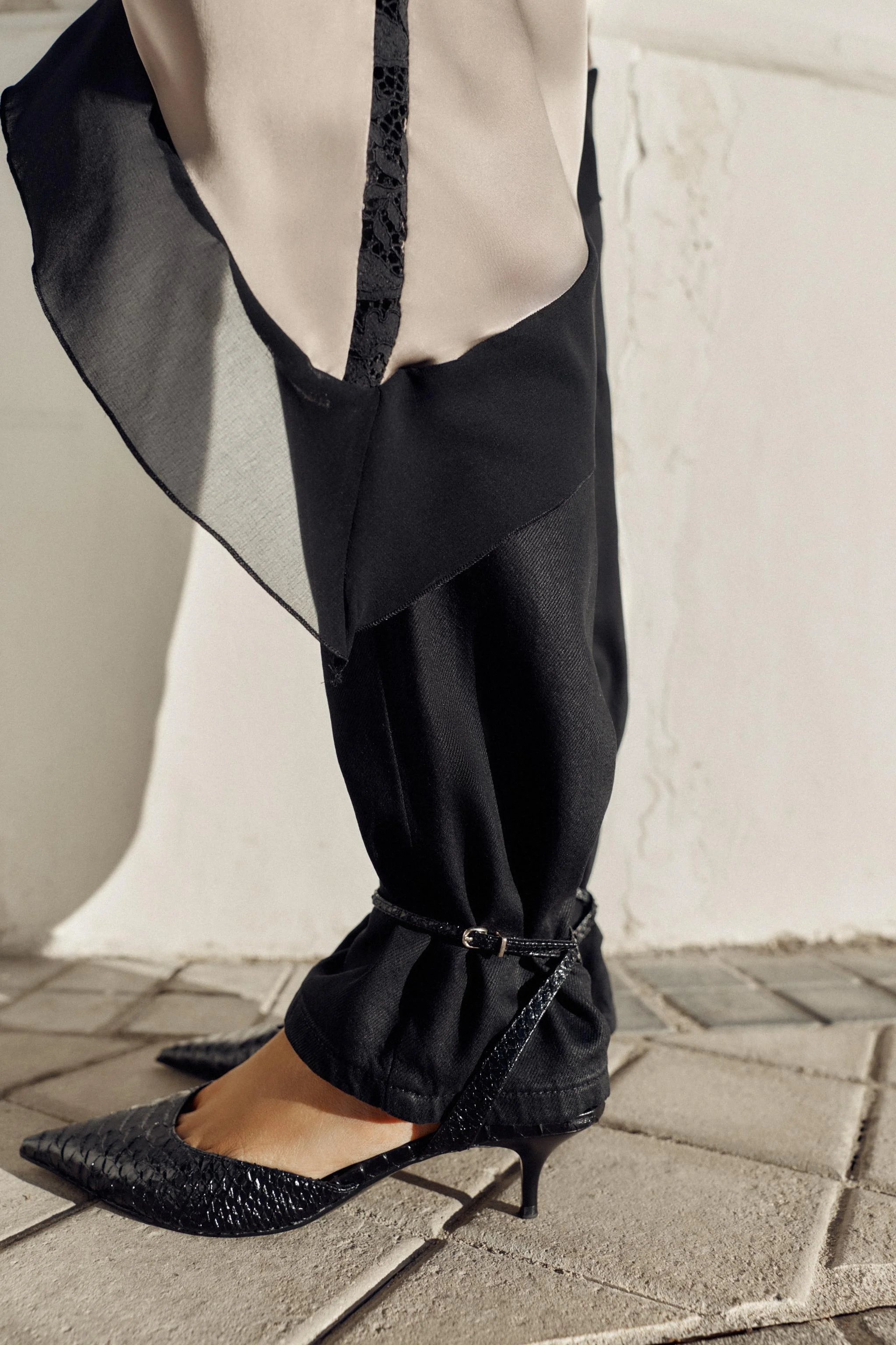 کفش های پاشنه دار پشتی باز با طرح برجسته کفش های پاشنه دار پشتی باز با طرح برجسته