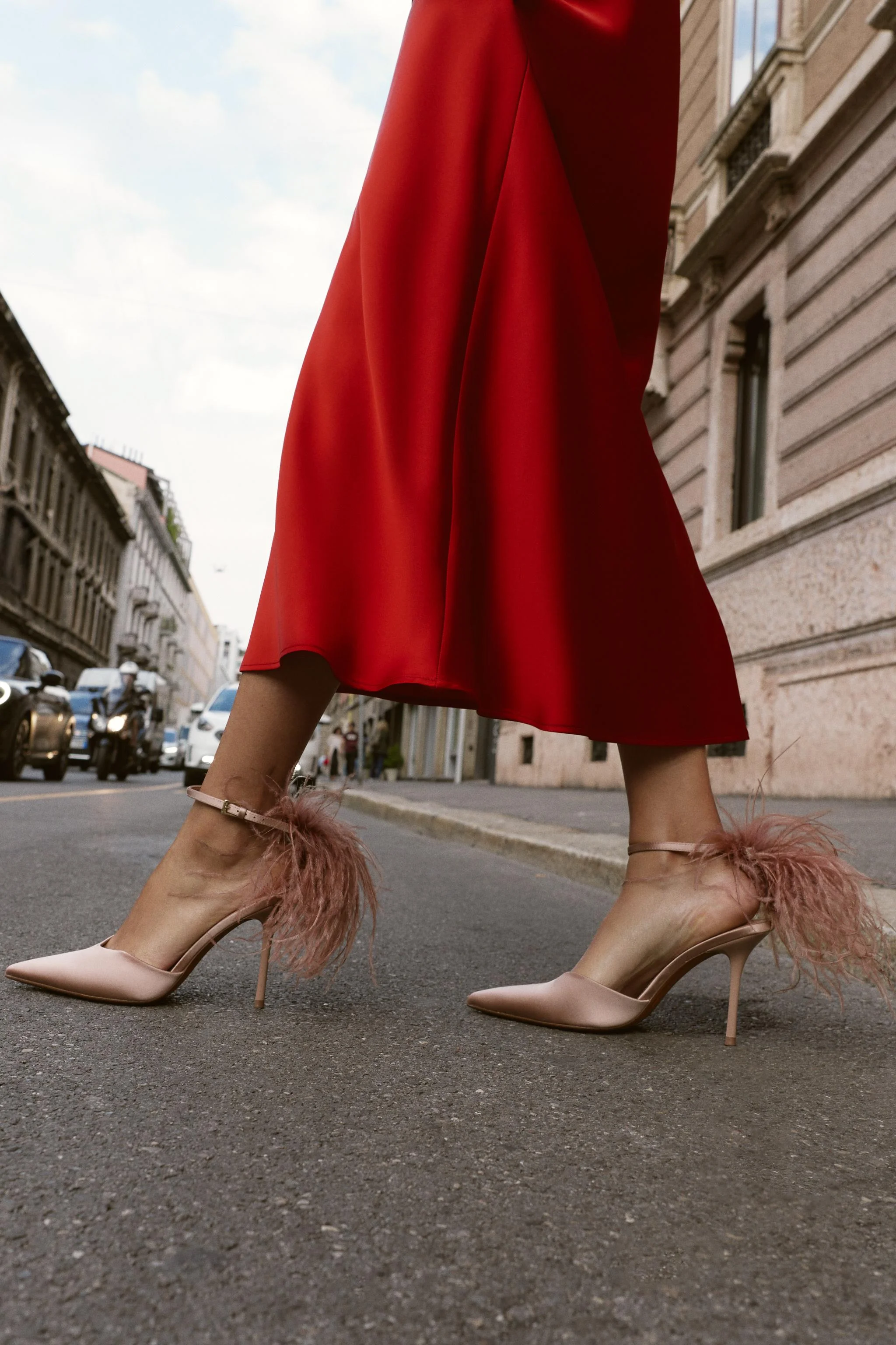 کفش پاشنه بلند با پر