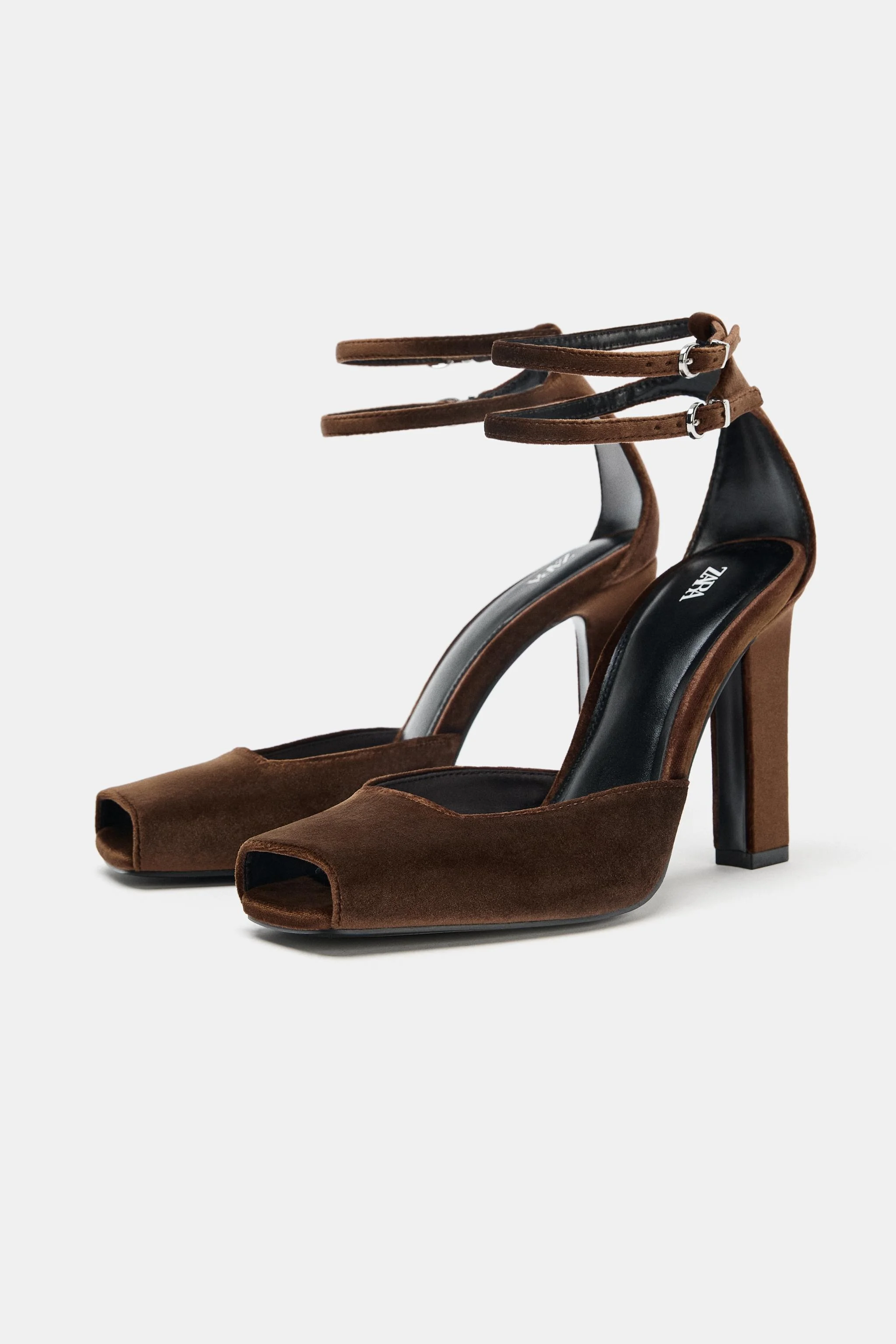 صندل های بنددار با جلوه مخملی