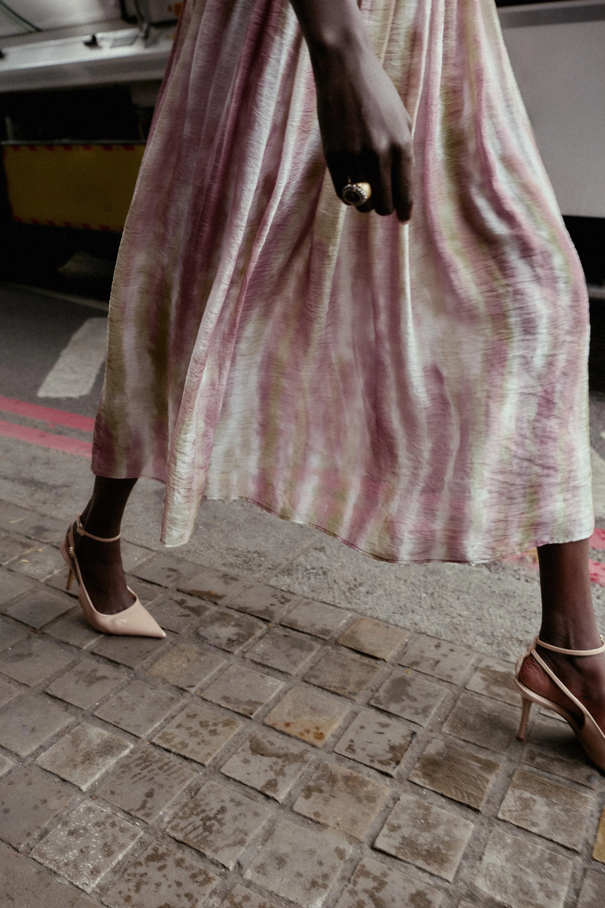 کفش پاشنه بلند نوک تیز بنددار