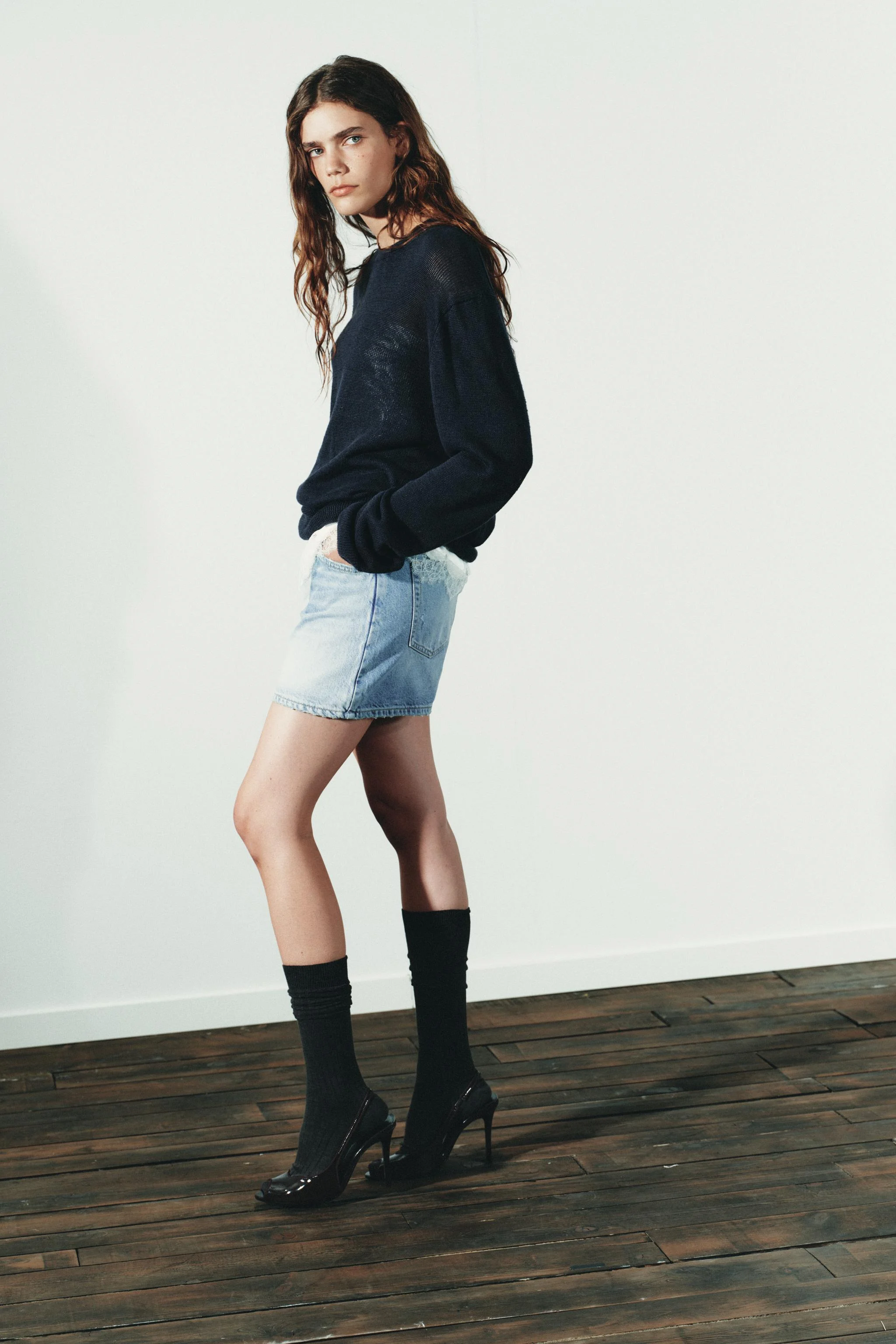 صندل پاشنه دار با ظاهر ورنی مصنوعی. بند پشتی با جزئیات کشی. پاشنه سوزنی بلند. پنجه نوک تیز. ارتفاع پاشنه: 10.5 سانتی متر