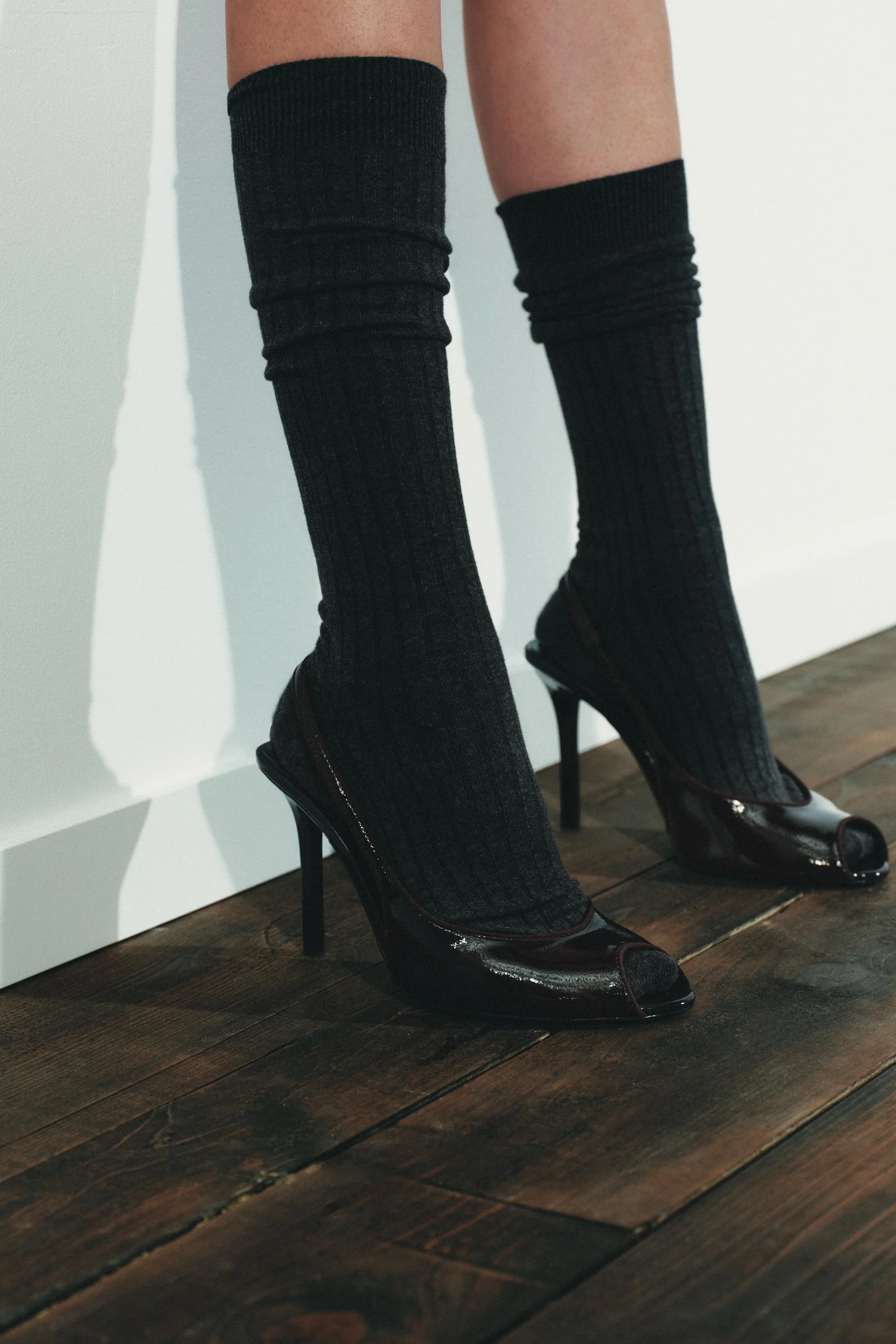 صندل پاشنه دار با ظاهر ورنی مصنوعی. بند پشتی با جزئیات کشی. پاشنه سوزنی بلند. پنجه نوک تیز. ارتفاع پاشنه: 10.5 سانتی متر