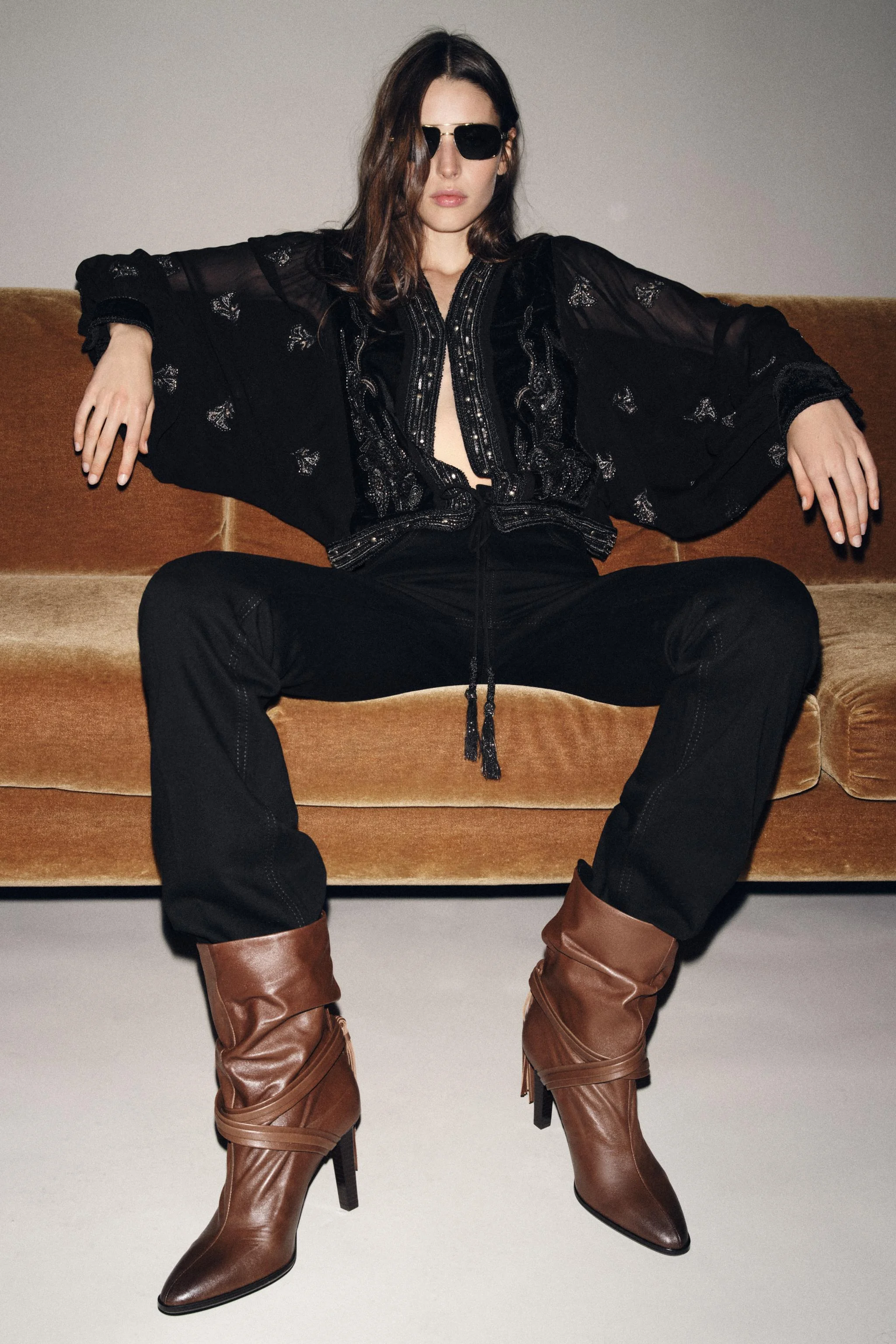 بوت های چرمی ساق کوتاه با تزئینات ریشه ای