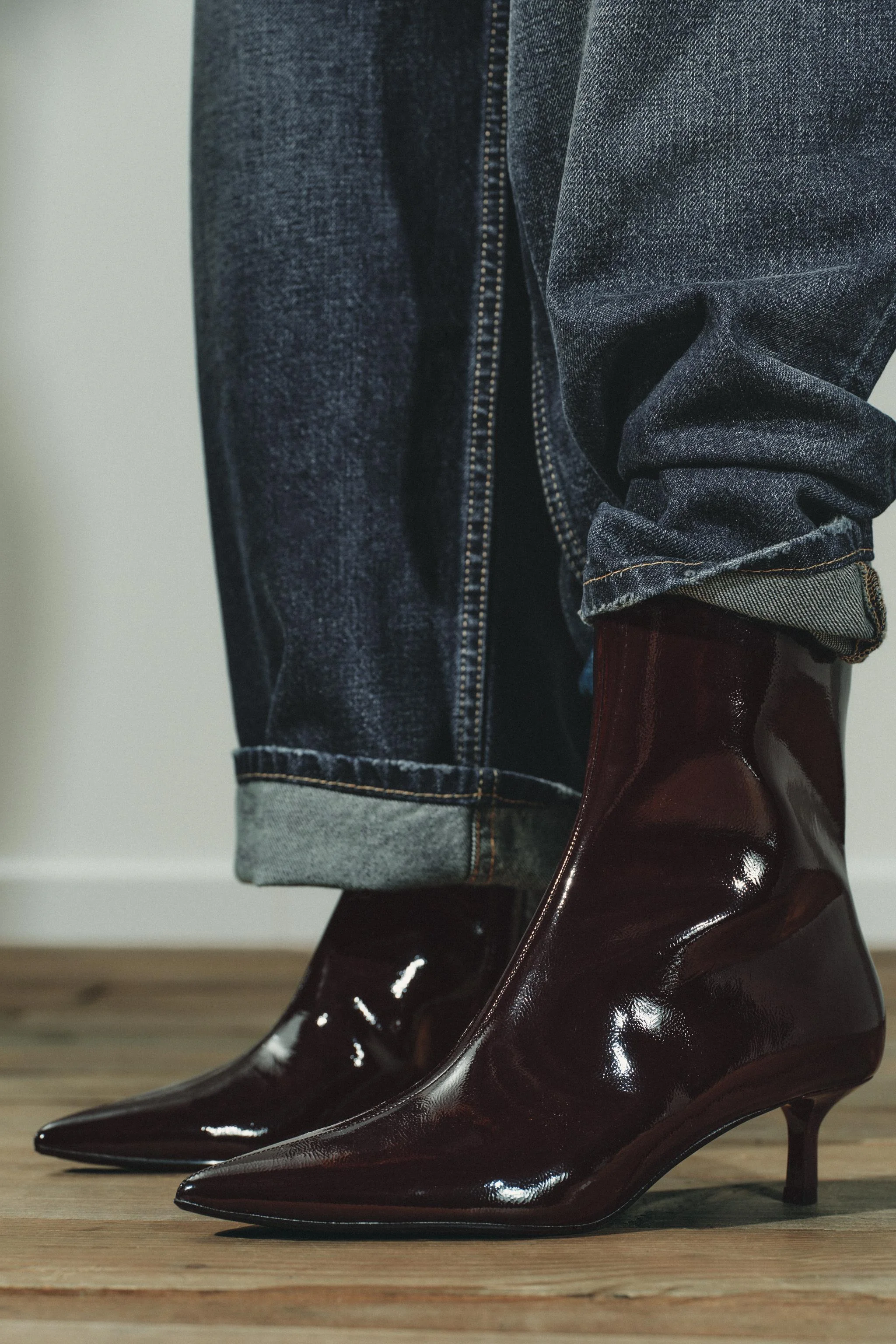 بوت های ساق دار پاشنه بچه گربه ای با ظاهر چرم ورنی مصنوعی