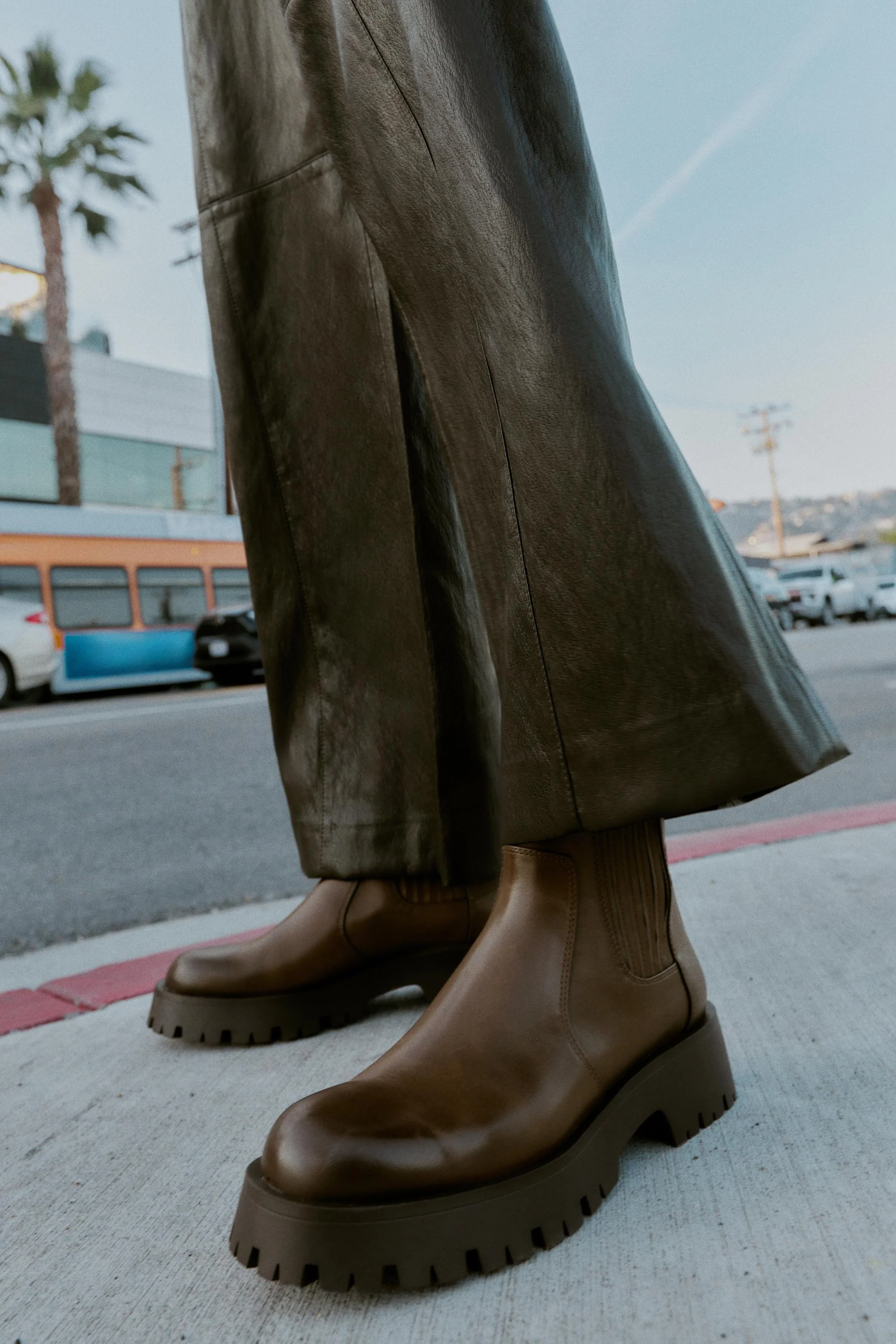 نیم بوت های ساق دار با زیره طرح دار