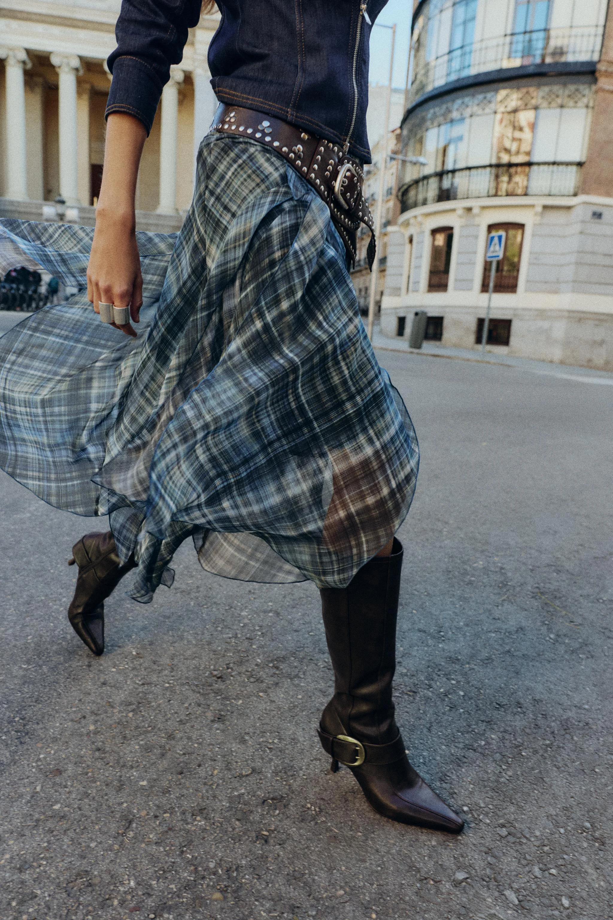 بوت پاشنه بلند با سگک فلزی بوت پاشنه بلند با سگک فلزی