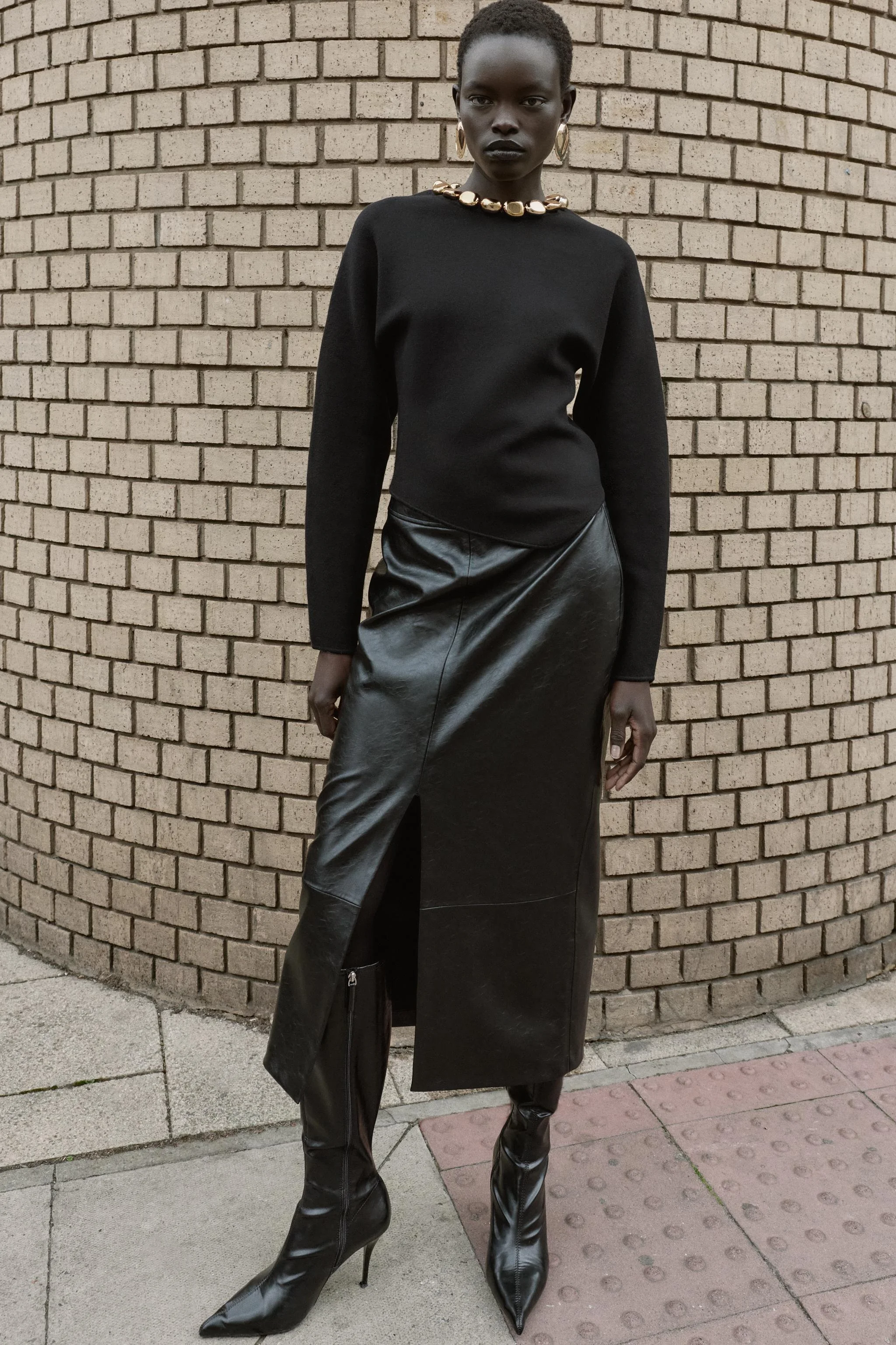 ژاکت بافتنی با یقه تزئین شده با مهره