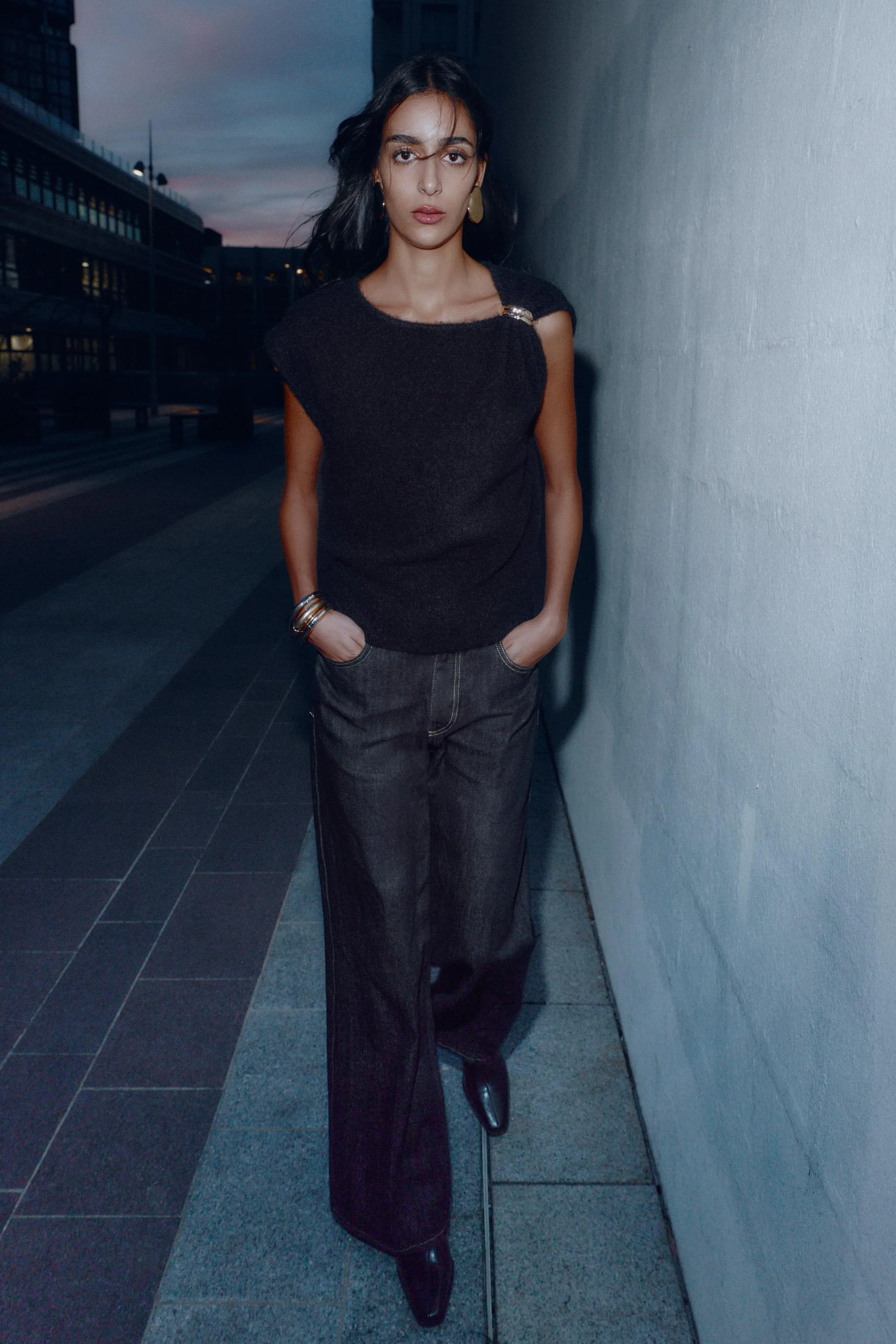 ژاکت بافتنی بدون آستین با سنجاق سینه