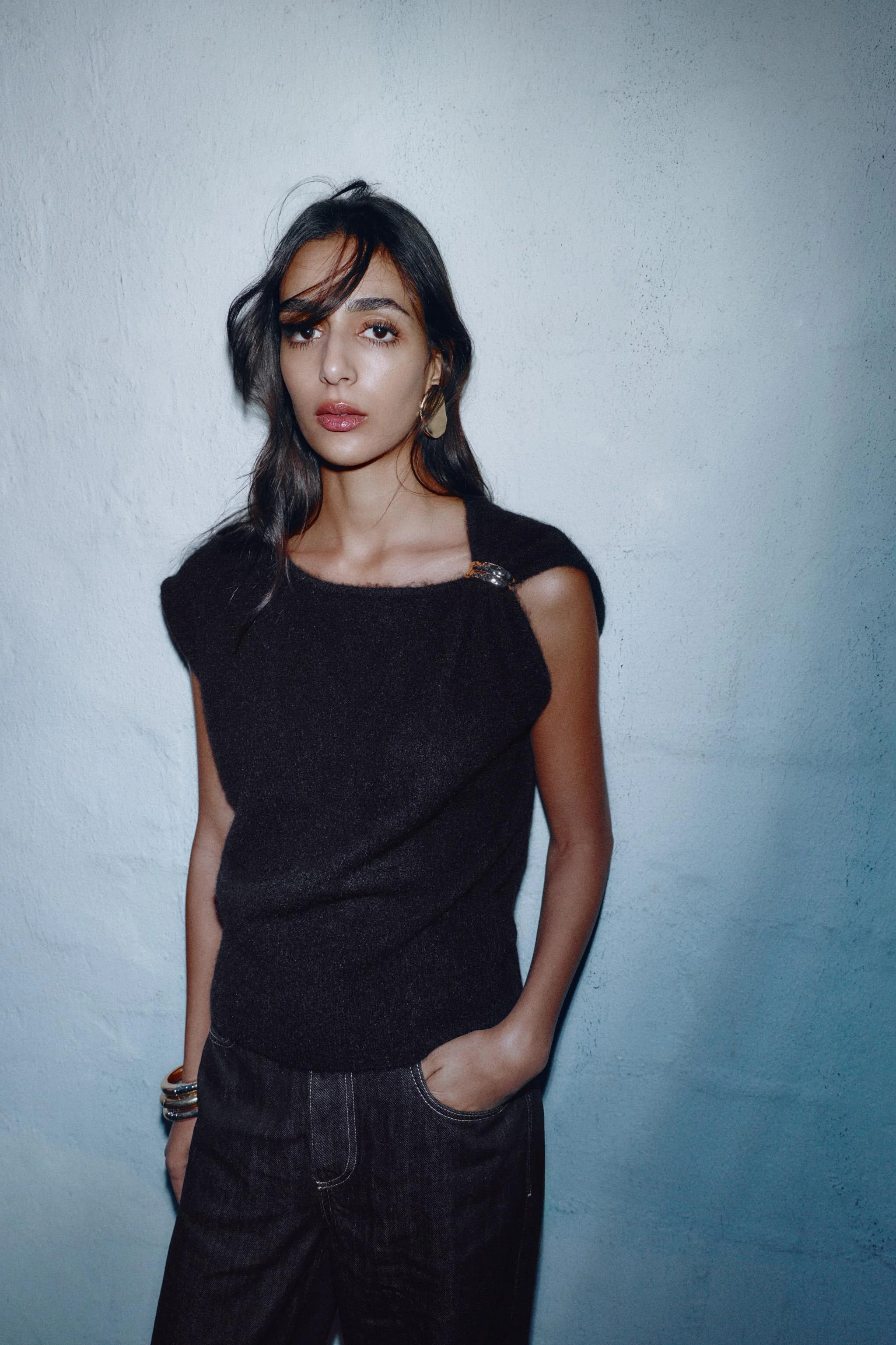 ژاکت بافتنی بدون آستین با سنجاق سینه