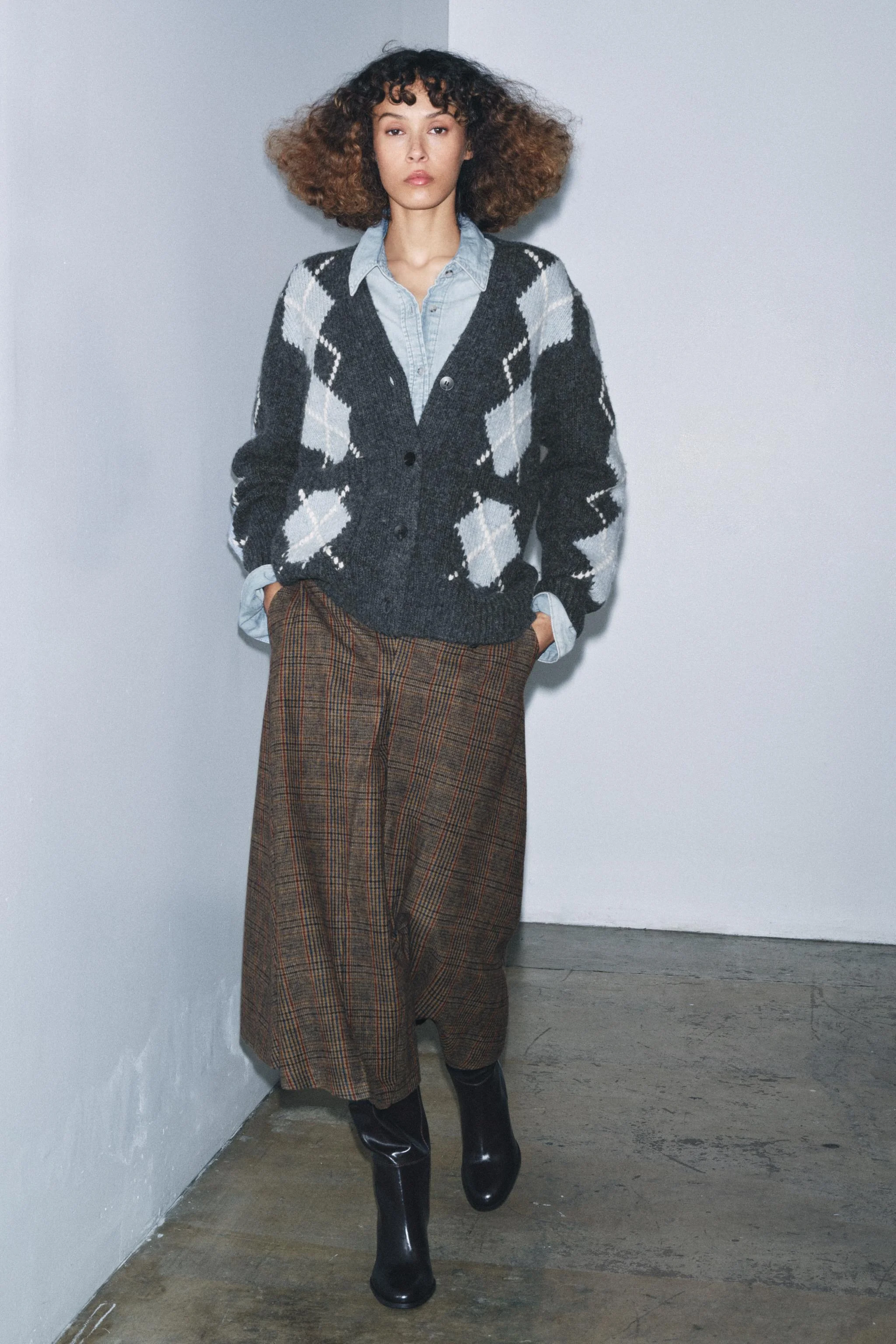 ژاکت کشباف پشمی با طرح لوزی ژاکت کشباف پشمی با طرح لوزی